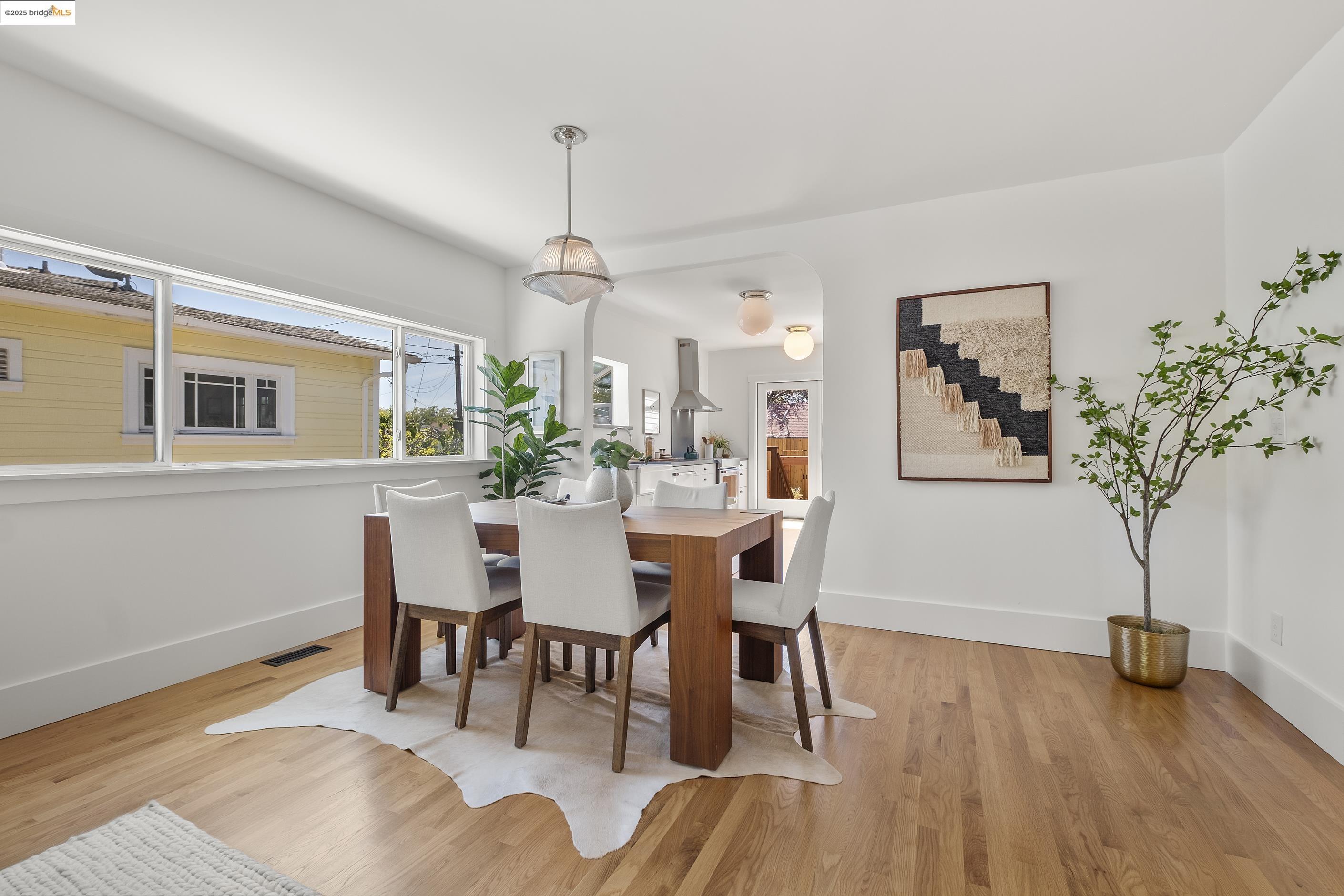 Detail Gallery Image 9 of 52 For 2516 Mathews St, Berkeley,  CA 94702 - 2 Beds | 1 Baths