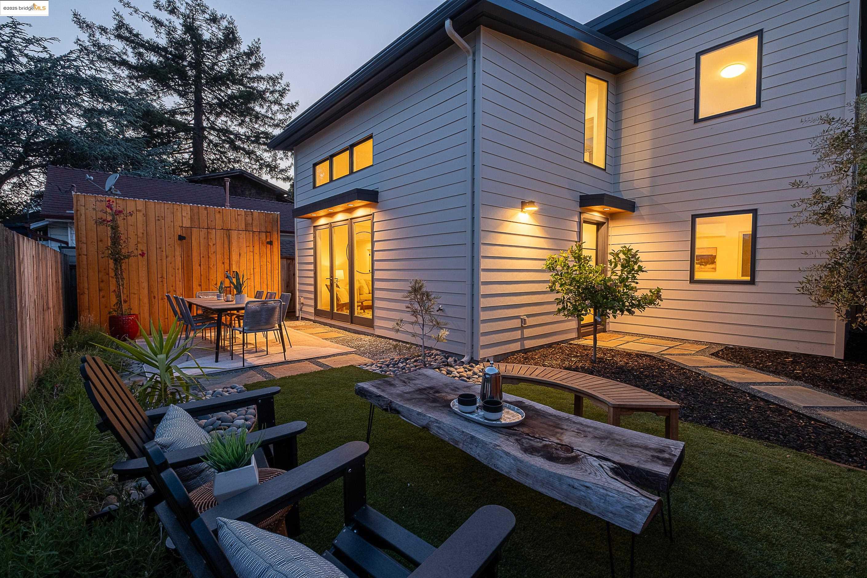 Detail Gallery Image 1 of 39 For 2514 Mathews, Berkeley,  CA 94702 - 3 Beds | 2 Baths