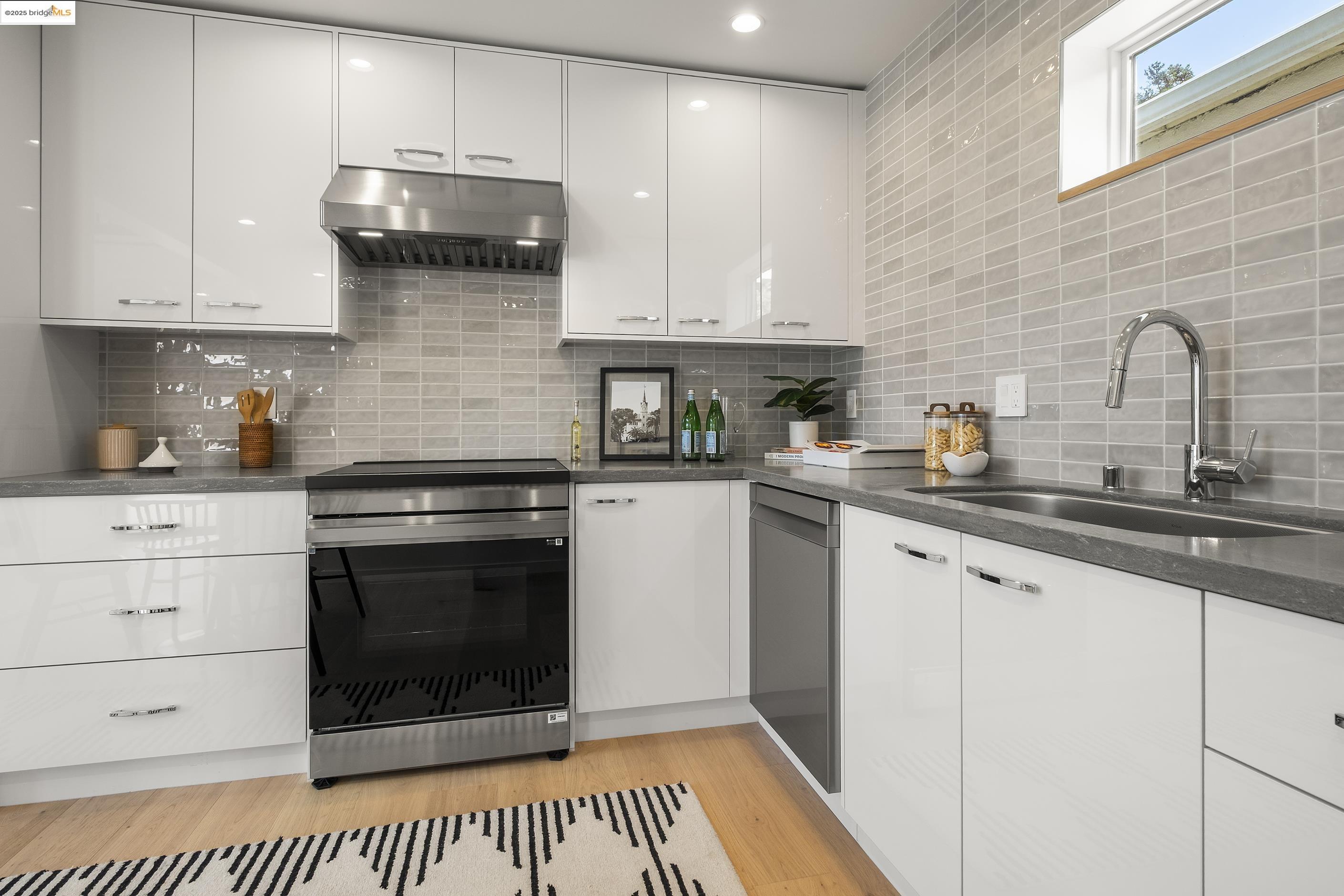 Detail Gallery Image 11 of 39 For 2514 Mathews, Berkeley,  CA 94702 - 3 Beds | 2 Baths