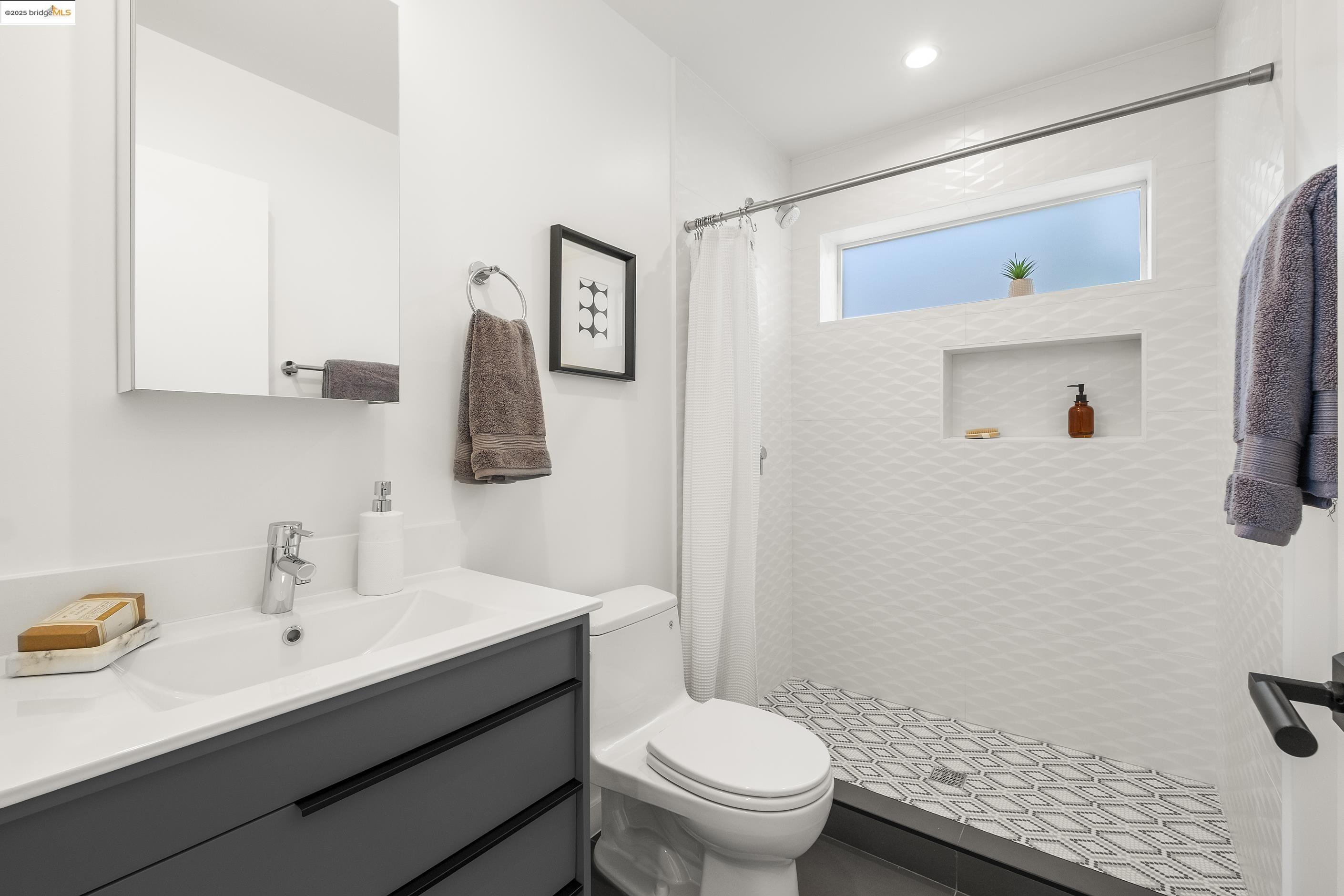 Detail Gallery Image 17 of 39 For 2514 Mathews, Berkeley,  CA 94702 - 3 Beds | 2 Baths