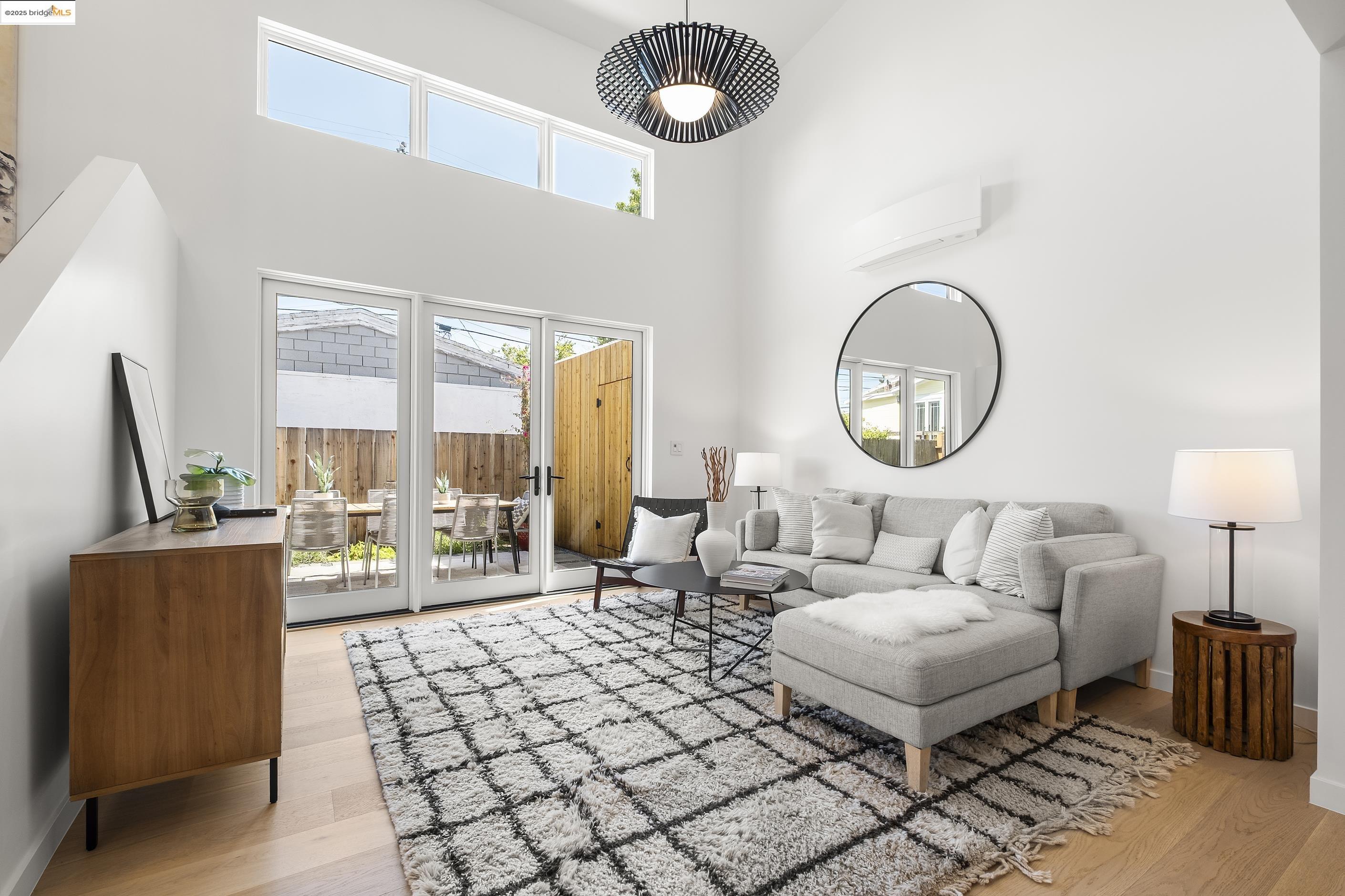 Detail Gallery Image 3 of 39 For 2514 Mathews, Berkeley,  CA 94702 - 3 Beds | 2 Baths