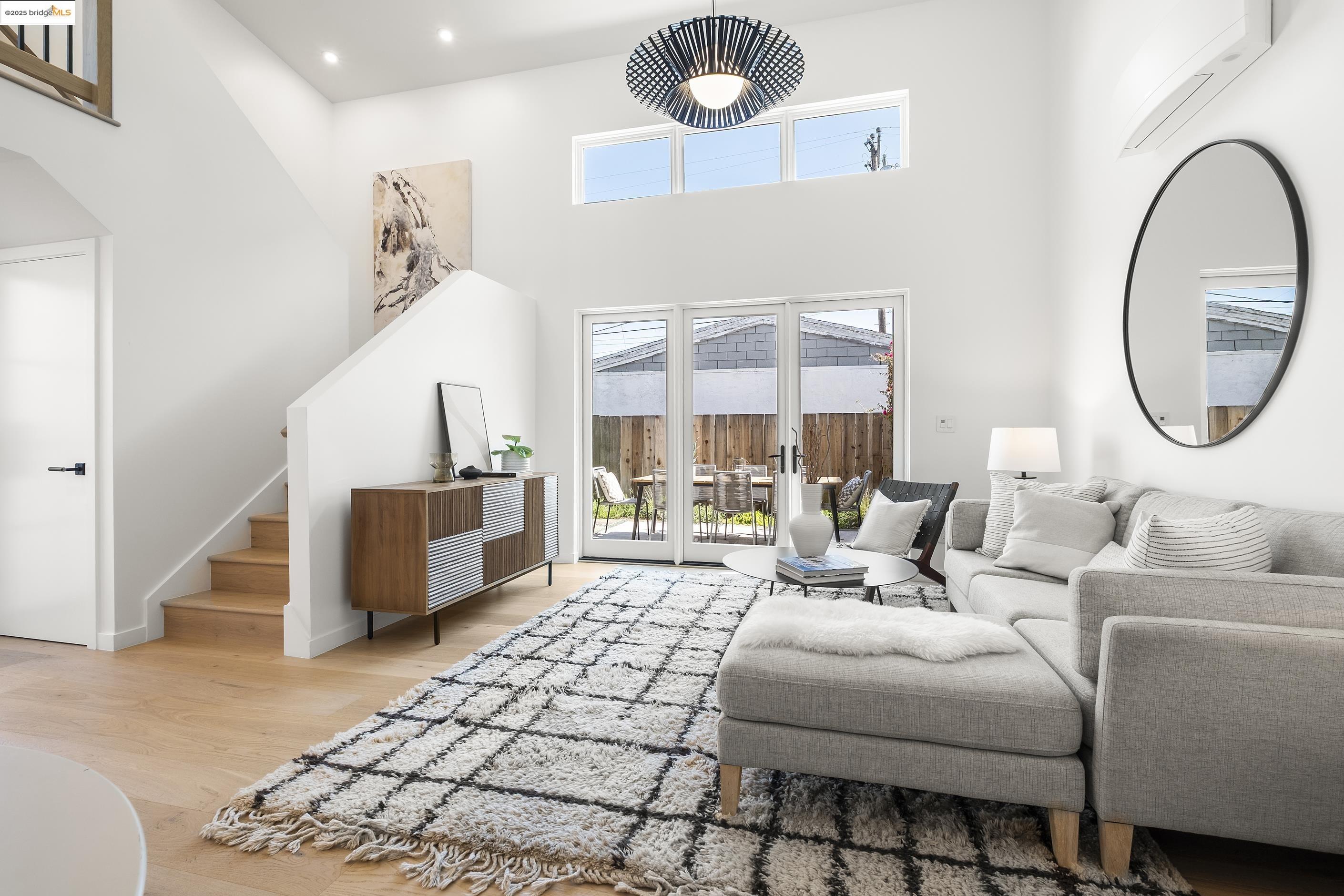 Detail Gallery Image 4 of 39 For 2514 Mathews, Berkeley,  CA 94702 - 3 Beds | 2 Baths