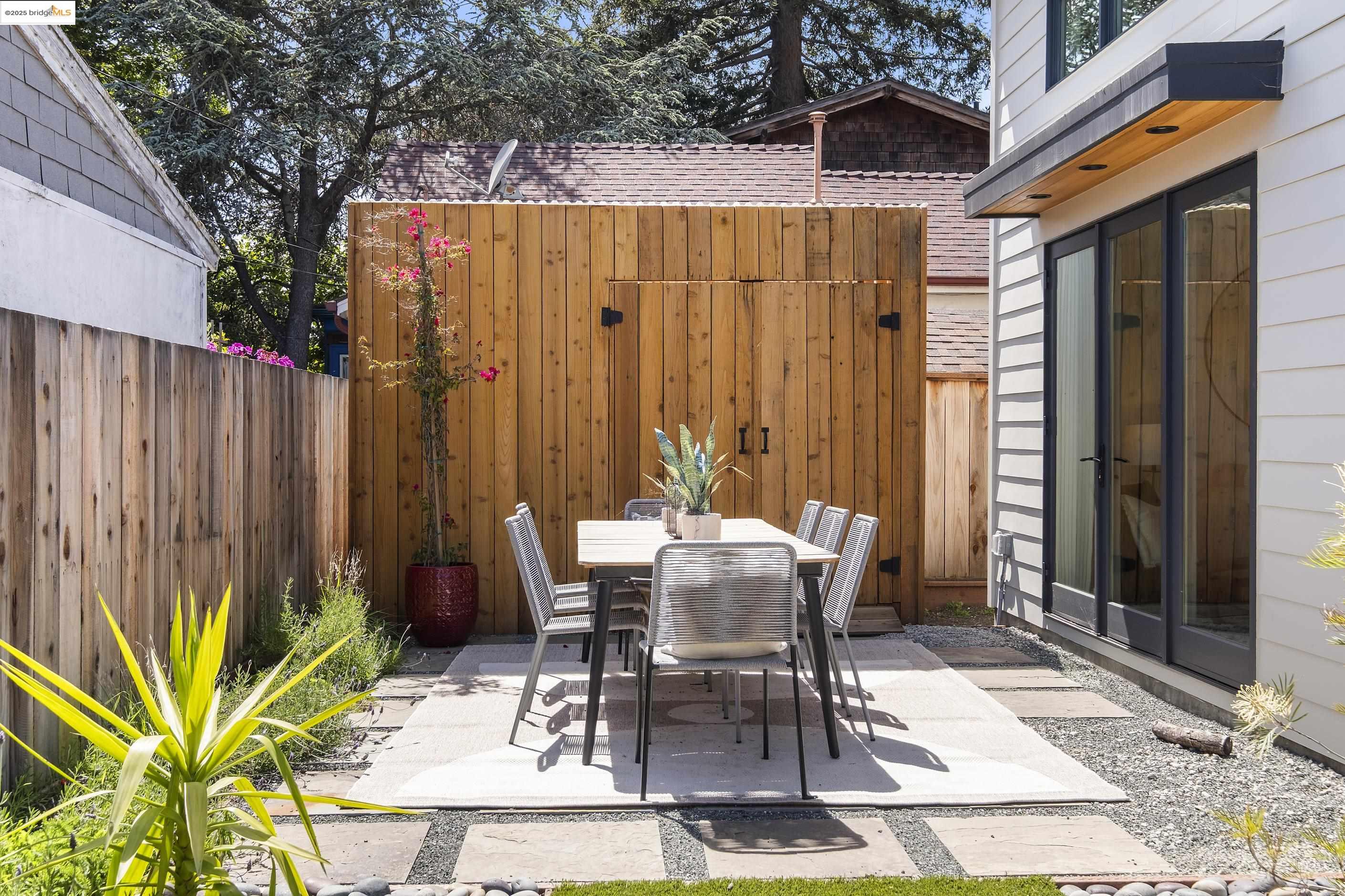 Detail Gallery Image 32 of 39 For 2514 Mathews, Berkeley,  CA 94702 - 3 Beds | 2 Baths