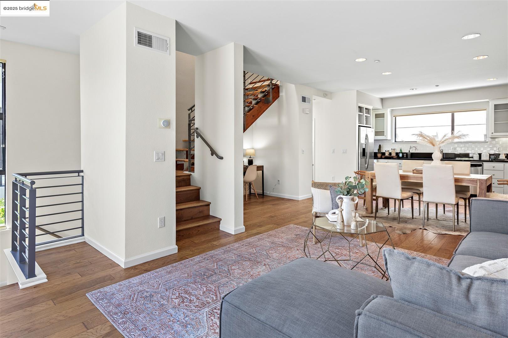 Detail Gallery Image 11 of 39 For 1210 66th St, Oakland,  CA 94608 - 2 Beds | 2/1 Baths