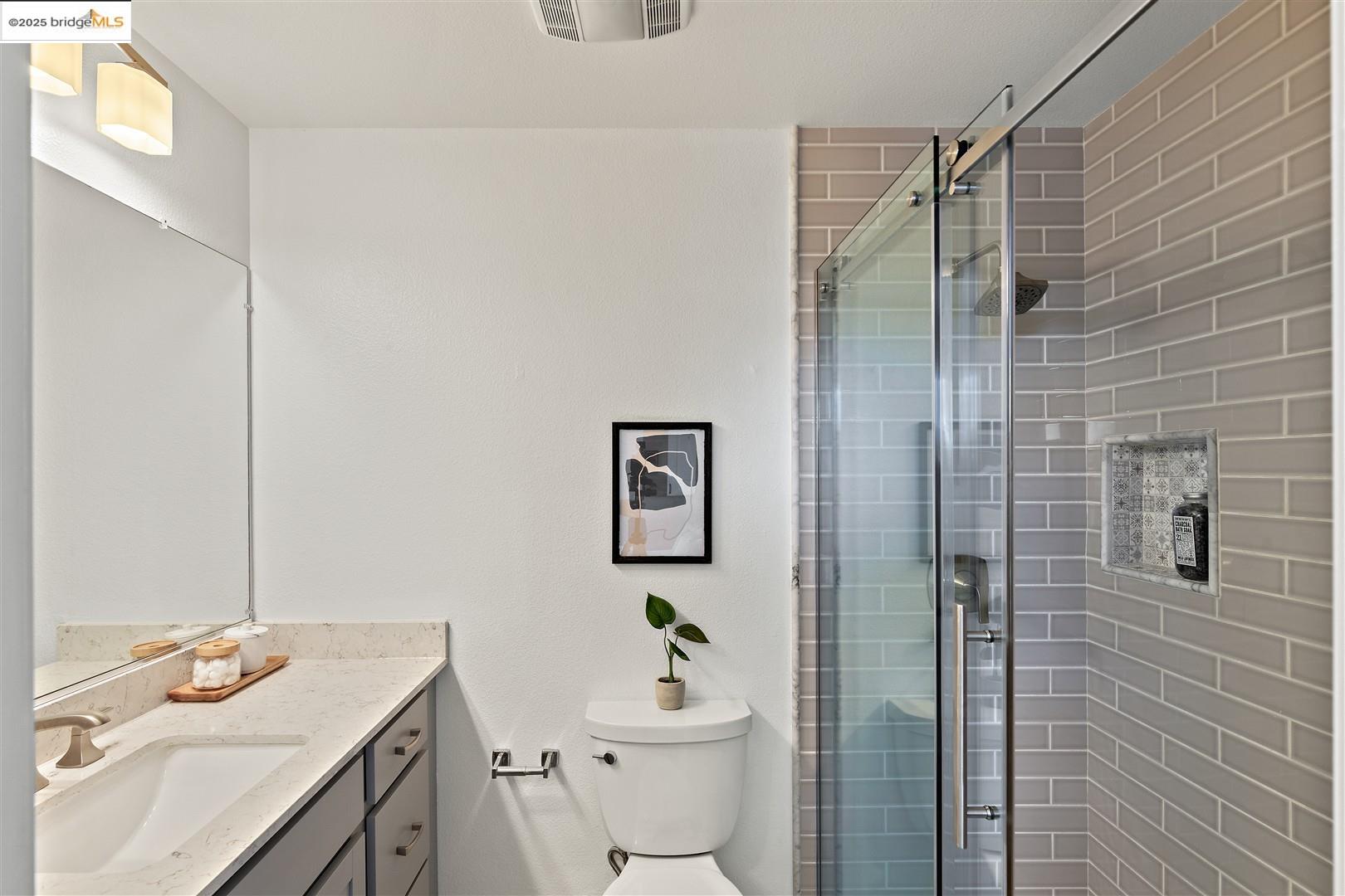 Detail Gallery Image 19 of 39 For 1210 66th St, Oakland,  CA 94608 - 2 Beds | 2/1 Baths