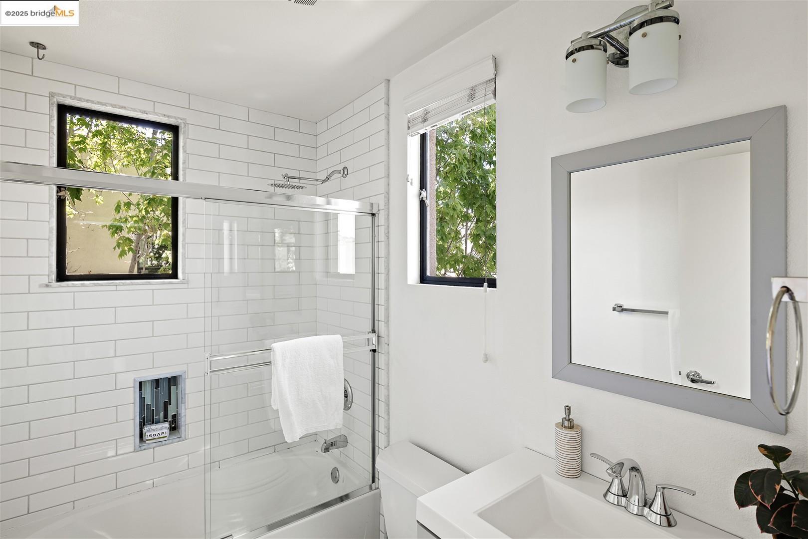Detail Gallery Image 23 of 39 For 1210 66th St, Oakland,  CA 94608 - 2 Beds | 2/1 Baths