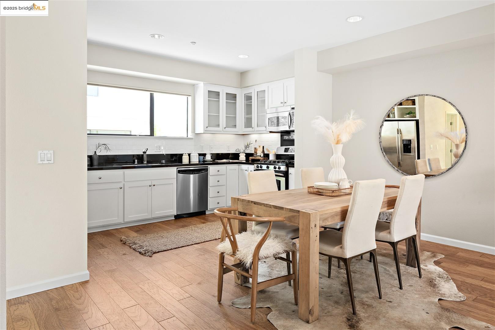 Detail Gallery Image 5 of 39 For 1210 66th St, Oakland,  CA 94608 - 2 Beds | 2/1 Baths