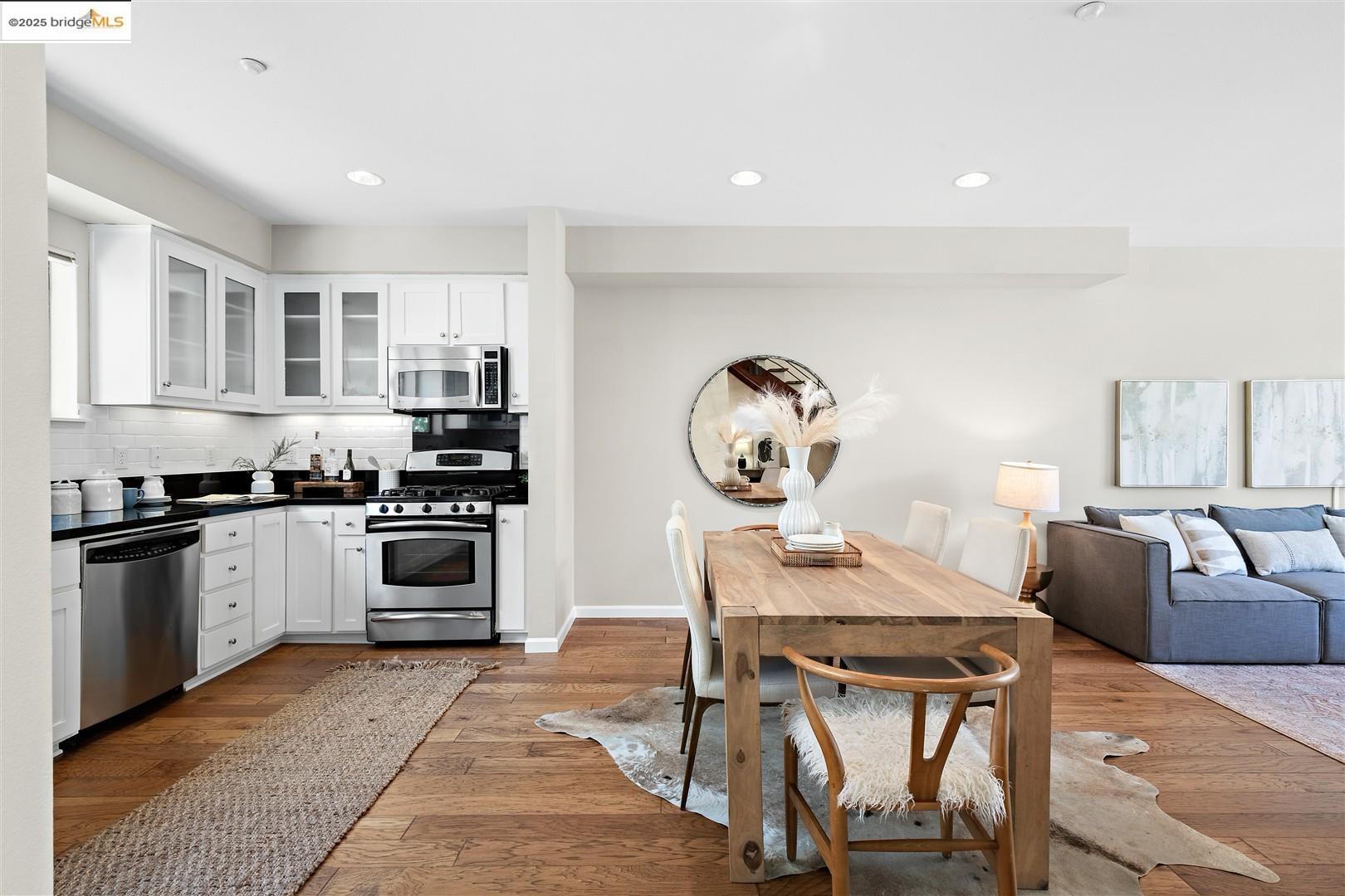 Detail Gallery Image 6 of 39 For 1210 66th St, Oakland,  CA 94608 - 2 Beds | 2/1 Baths