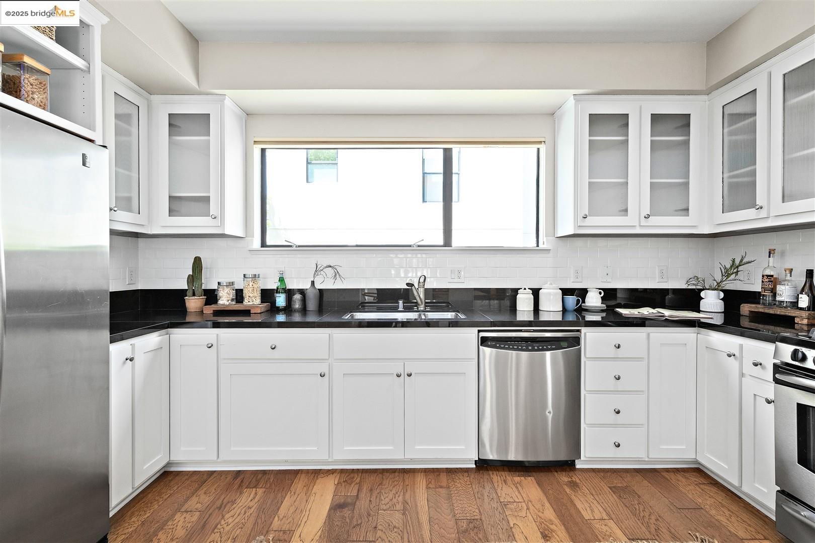 Detail Gallery Image 7 of 39 For 1210 66th St, Oakland,  CA 94608 - 2 Beds | 2/1 Baths