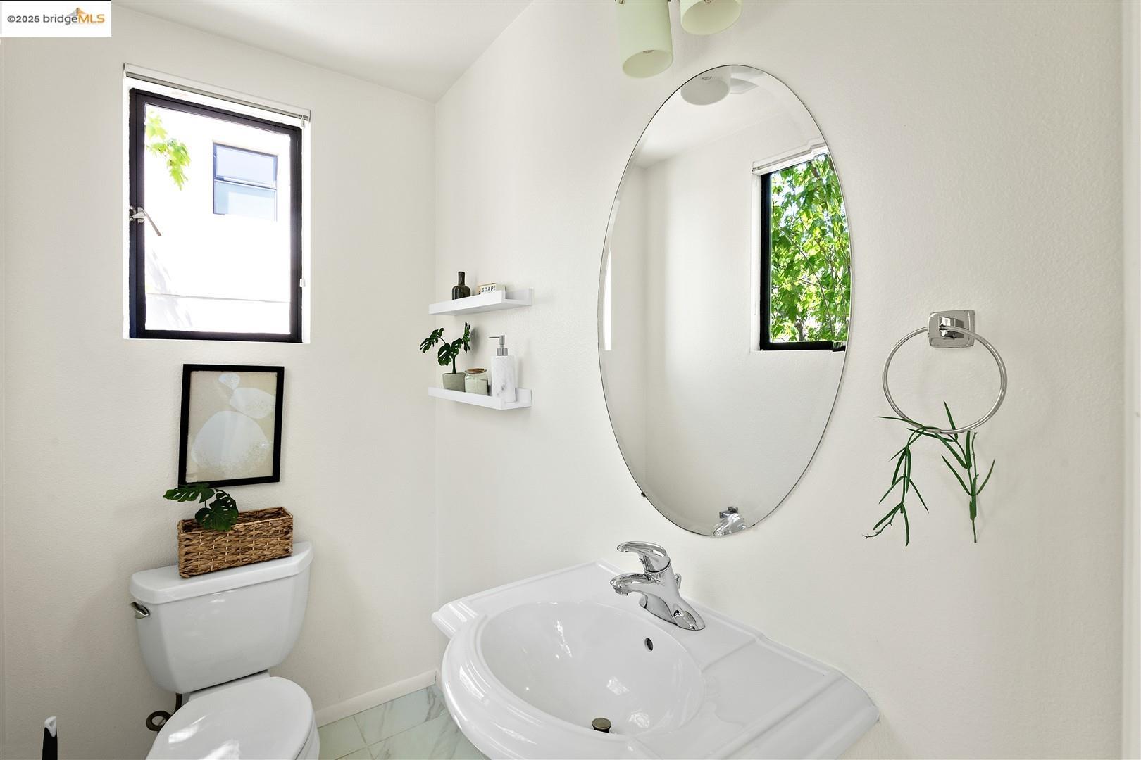 Detail Gallery Image 8 of 39 For 1210 66th St, Oakland,  CA 94608 - 2 Beds | 2/1 Baths