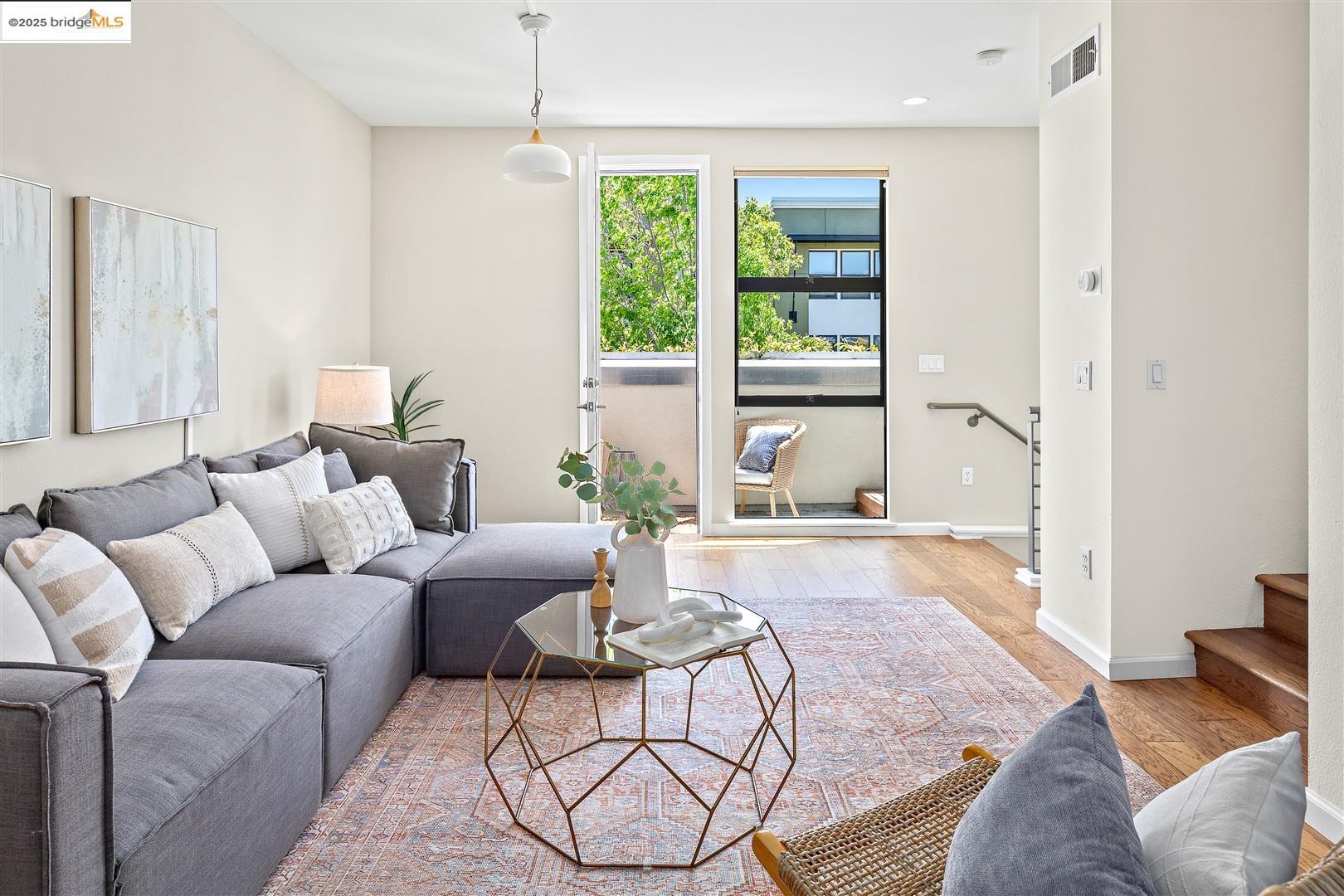 Detail Gallery Image 9 of 39 For 1210 66th St, Oakland,  CA 94608 - 2 Beds | 2/1 Baths