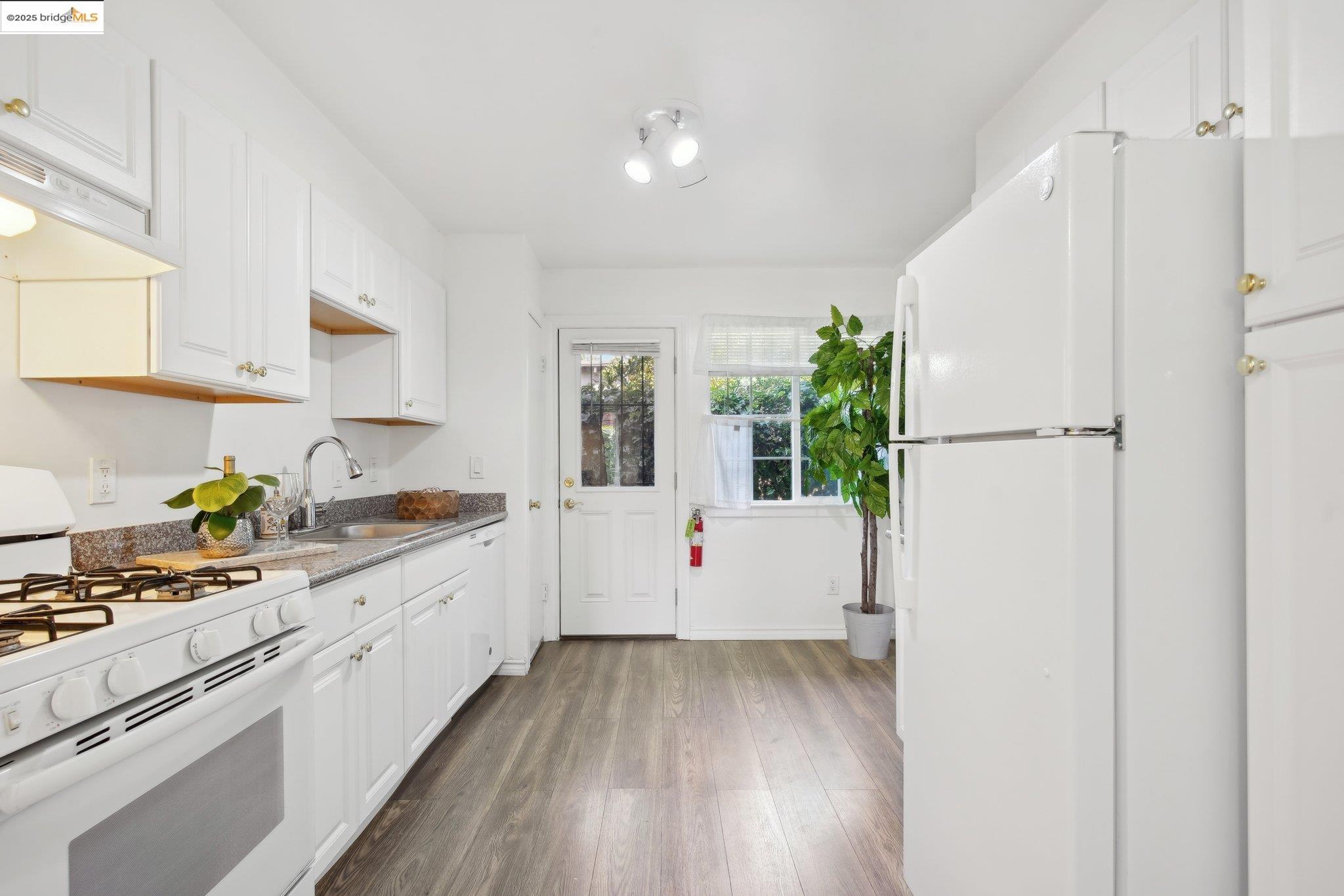 Detail Gallery Image 6 of 27 For 1727 Oregon Street, Berkeley,  CA 94703 - – Beds | – Baths