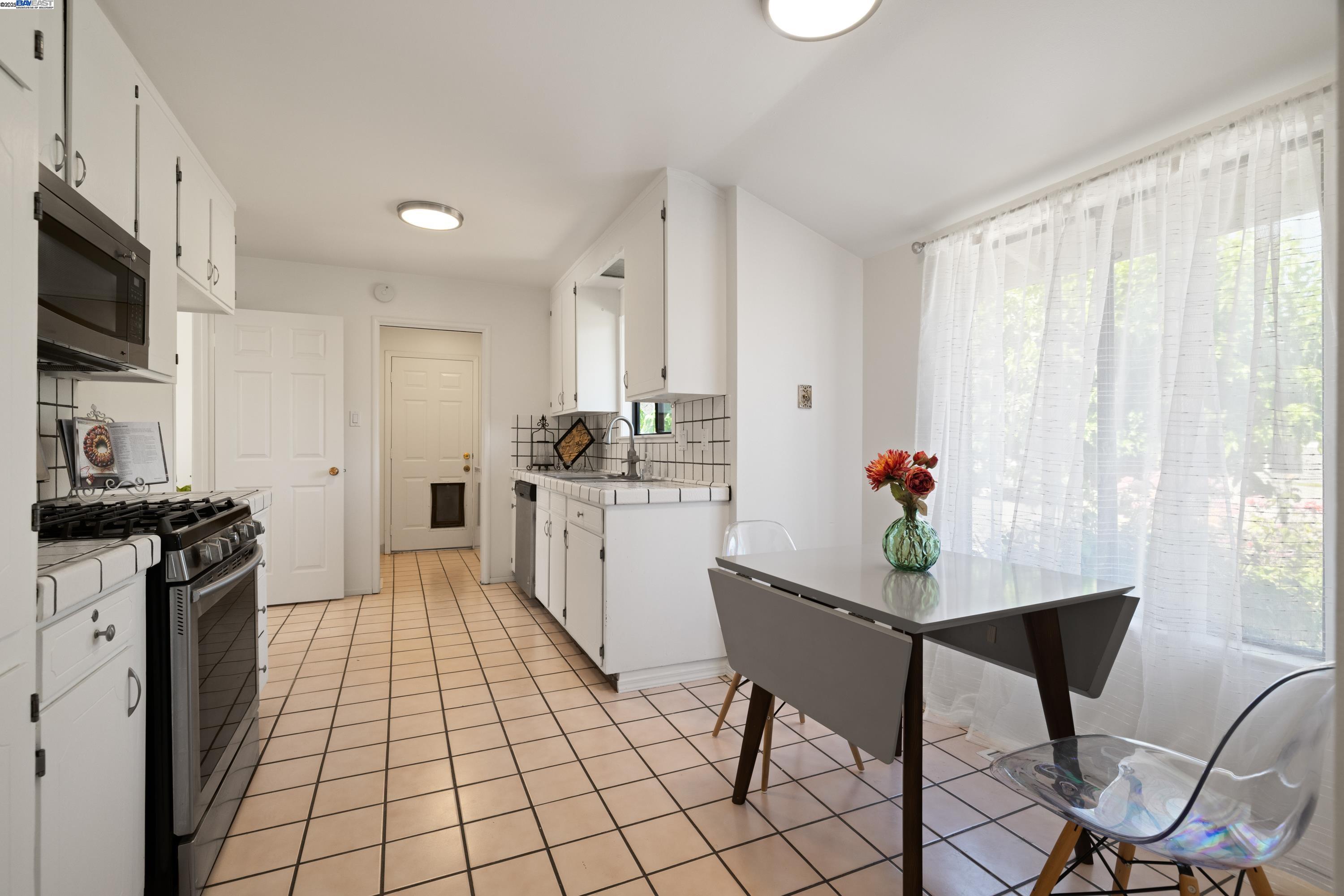 Detail Gallery Image 10 of 53 For 332 Mavis Drive, Pleasanton,  CA 94566 - 3 Beds | 2/1 Baths