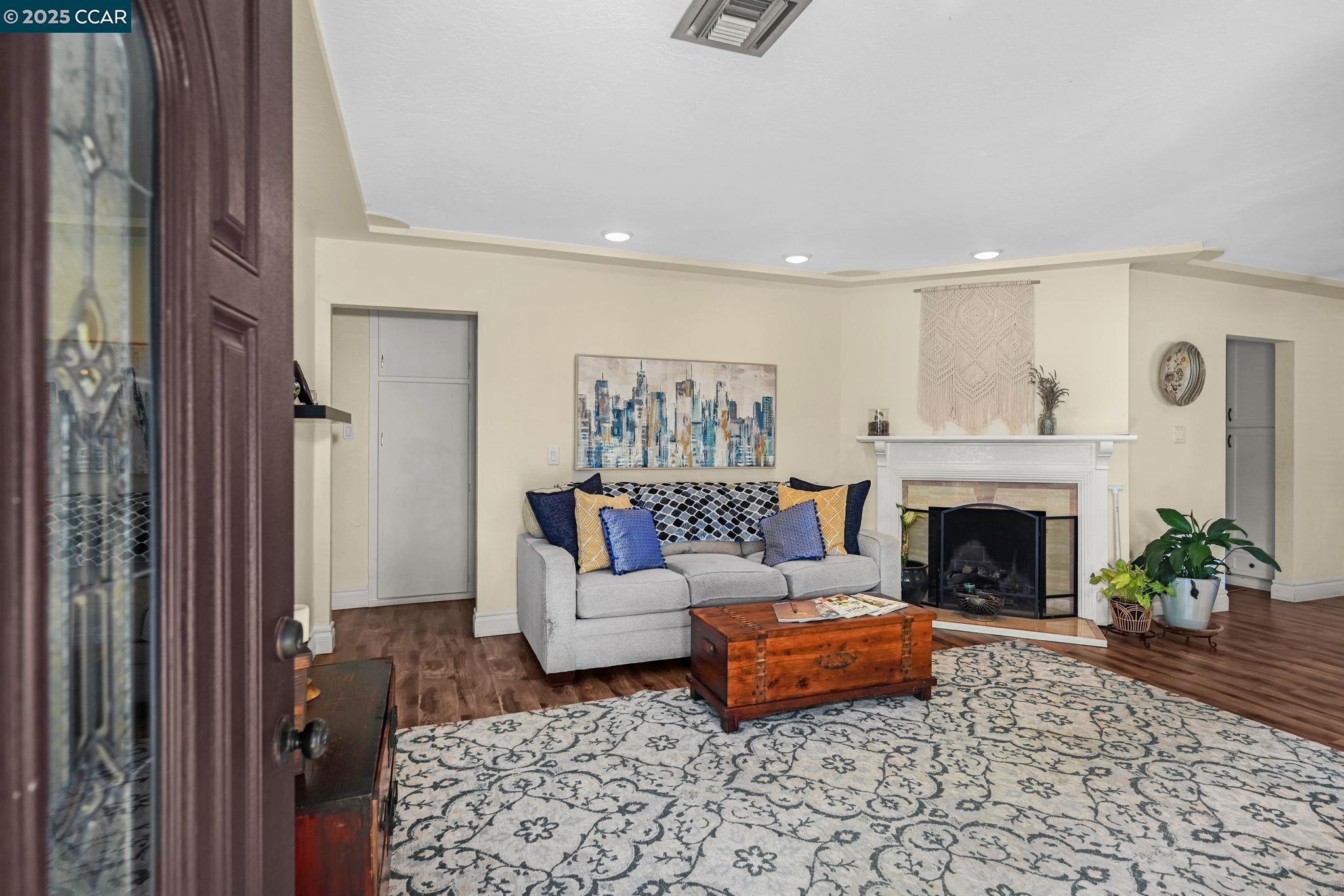 Detail Gallery Image 5 of 28 For 1572 Violet Way, Pleasant Hill,  CA 94523 - 3 Beds | 2 Baths