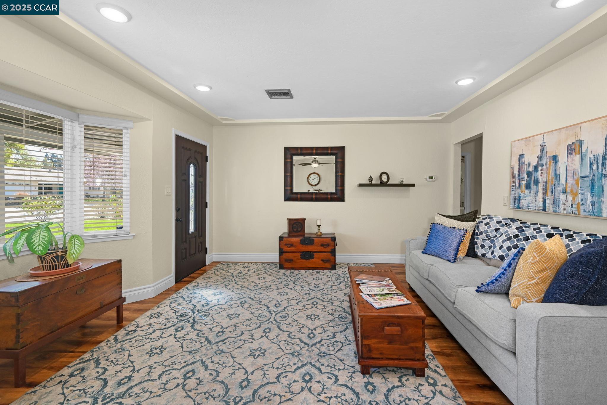Detail Gallery Image 8 of 28 For 1572 Violet Way, Pleasant Hill,  CA 94523 - 3 Beds | 2 Baths