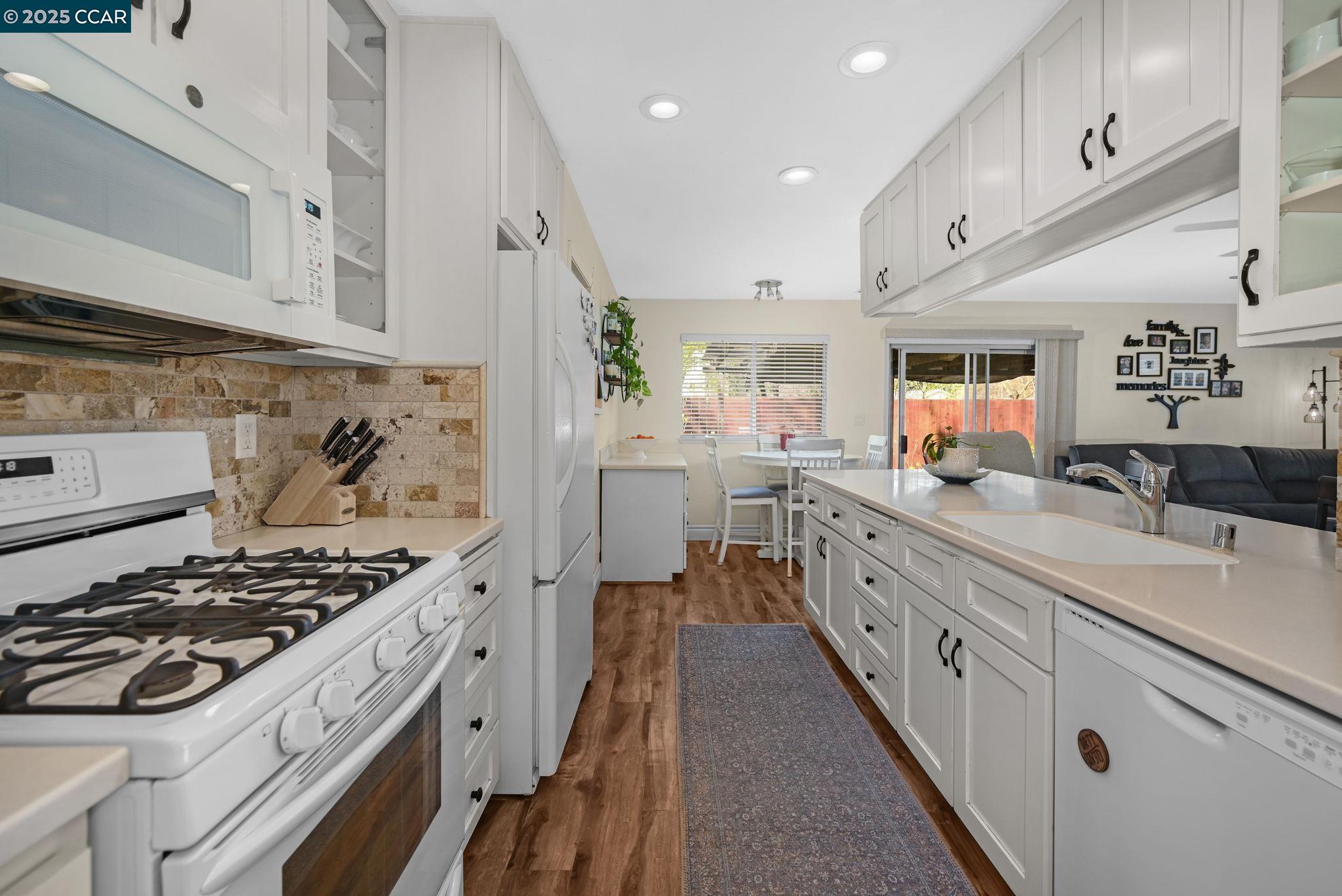 Detail Gallery Image 9 of 28 For 1572 Violet Way, Pleasant Hill,  CA 94523 - 3 Beds | 2 Baths