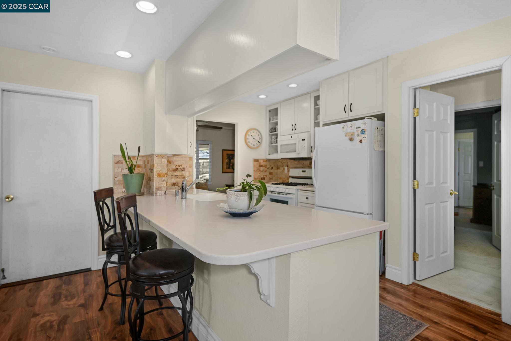 Detail Gallery Image 10 of 28 For 1572 Violet Way, Pleasant Hill,  CA 94523 - 3 Beds | 2 Baths