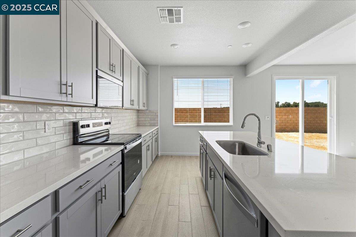 Detail Gallery Image 11 of 48 For 4207 Markovich Ct, Richmond,  CA 94806 - 4 Beds | 3 Baths