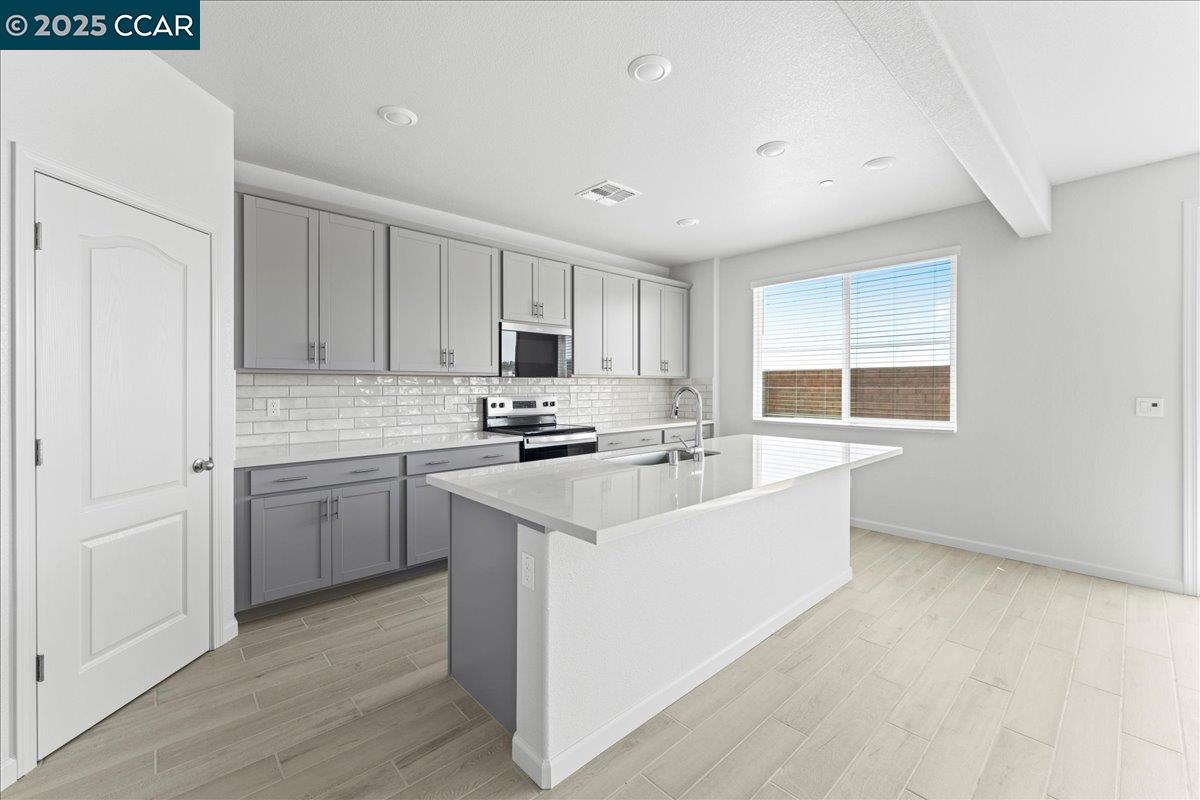 Detail Gallery Image 12 of 48 For 4207 Markovich Ct, Richmond,  CA 94806 - 4 Beds | 3 Baths