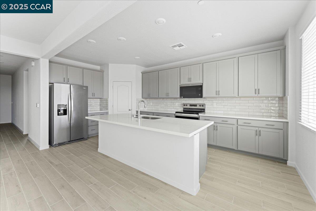 Detail Gallery Image 3 of 48 For 4207 Markovich Ct, Richmond,  CA 94806 - 4 Beds | 3 Baths