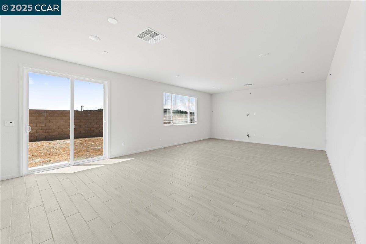Detail Gallery Image 5 of 48 For 4207 Markovich Ct, Richmond,  CA 94806 - 4 Beds | 3 Baths
