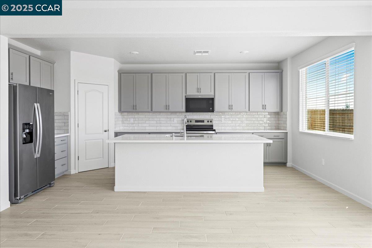 Detail Gallery Image 8 of 48 For 4207 Markovich Ct, Richmond,  CA 94806 - 4 Beds | 3 Baths