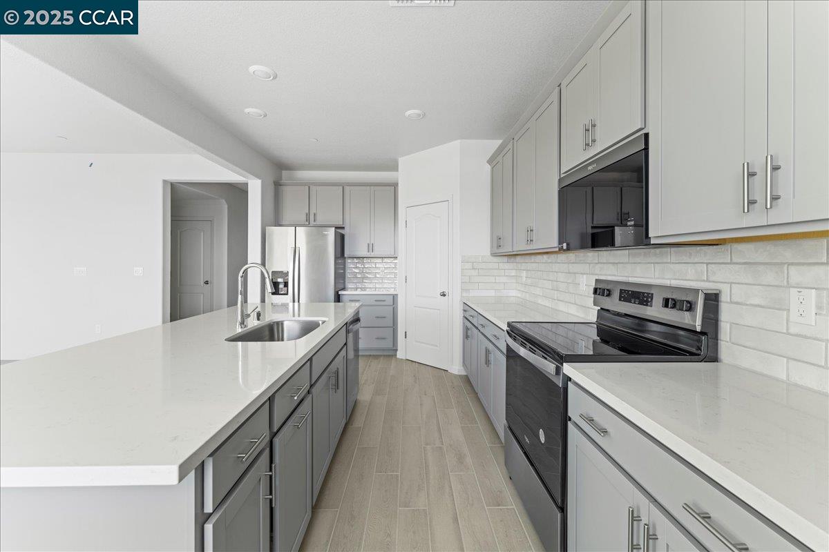 Detail Gallery Image 9 of 48 For 4207 Markovich Ct, Richmond,  CA 94806 - 4 Beds | 3 Baths
