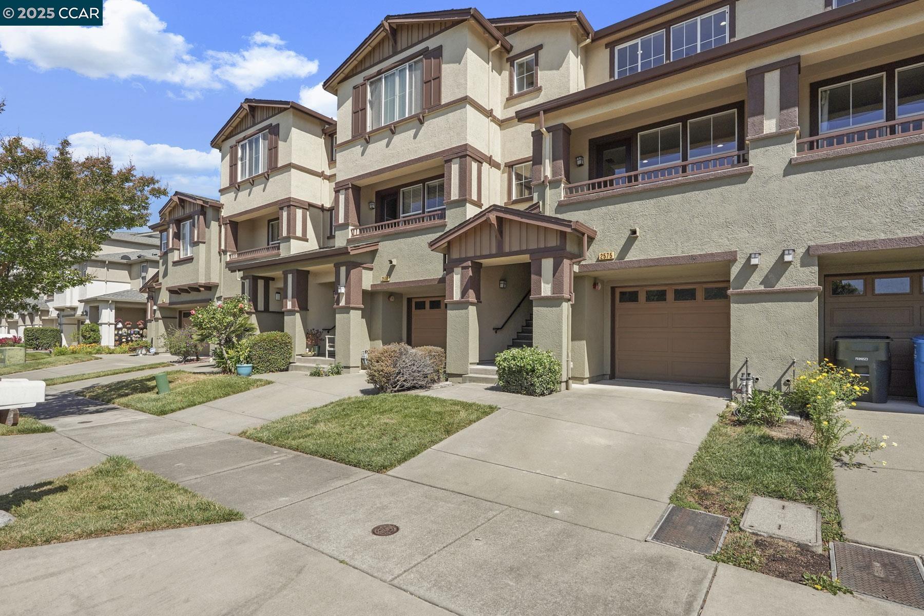 Detail Gallery Image 2 of 35 For 2575 Edgewater Drive, Santa Rosa,  CA 95407-4588 - 3 Beds | 3 Baths