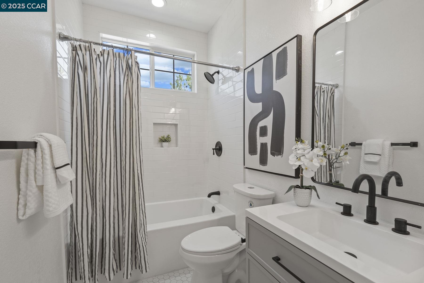 Detail Gallery Image 18 of 35 For 2575 Edgewater Drive, Santa Rosa,  CA 95407-4588 - 3 Beds | 3 Baths