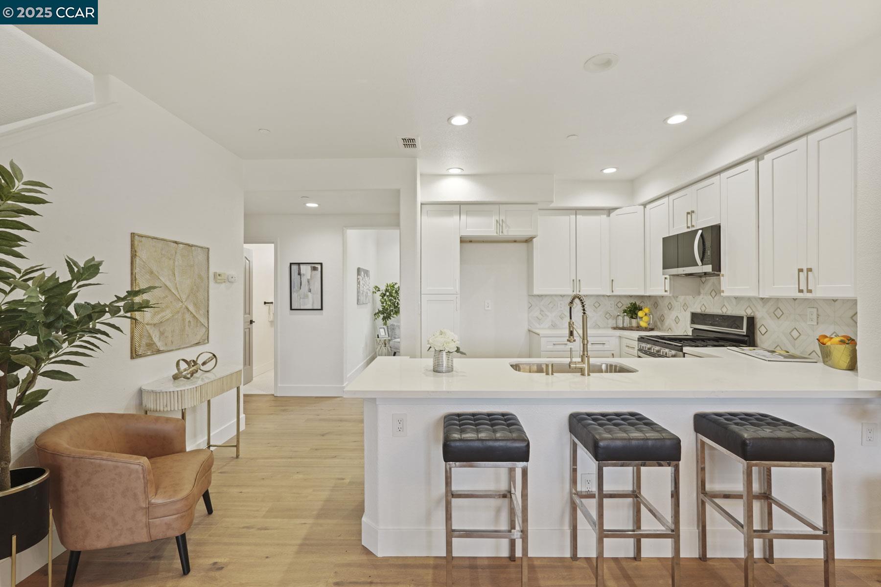 Detail Gallery Image 6 of 35 For 2575 Edgewater Drive, Santa Rosa,  CA 95407-4588 - 3 Beds | 3 Baths