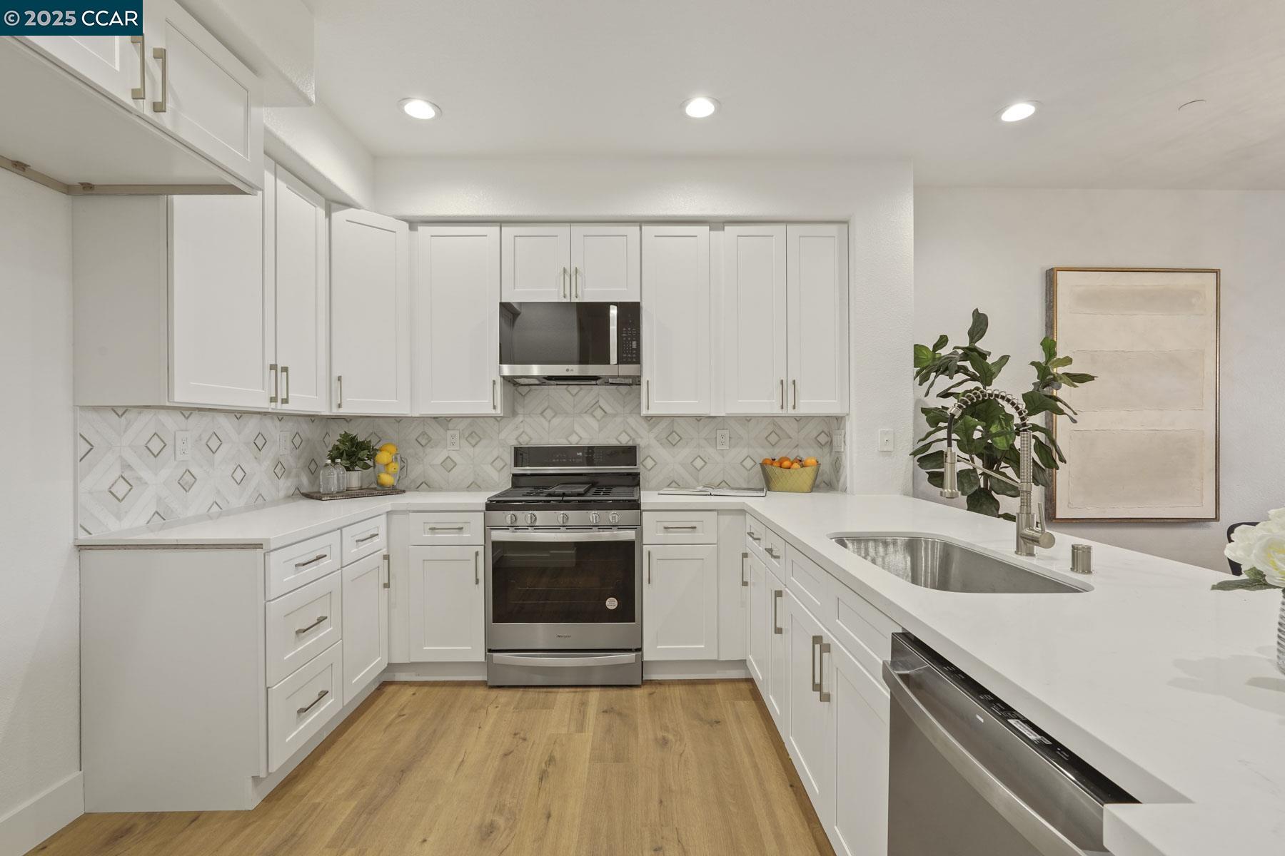 Detail Gallery Image 7 of 35 For 2575 Edgewater Drive, Santa Rosa,  CA 95407-4588 - 3 Beds | 3 Baths