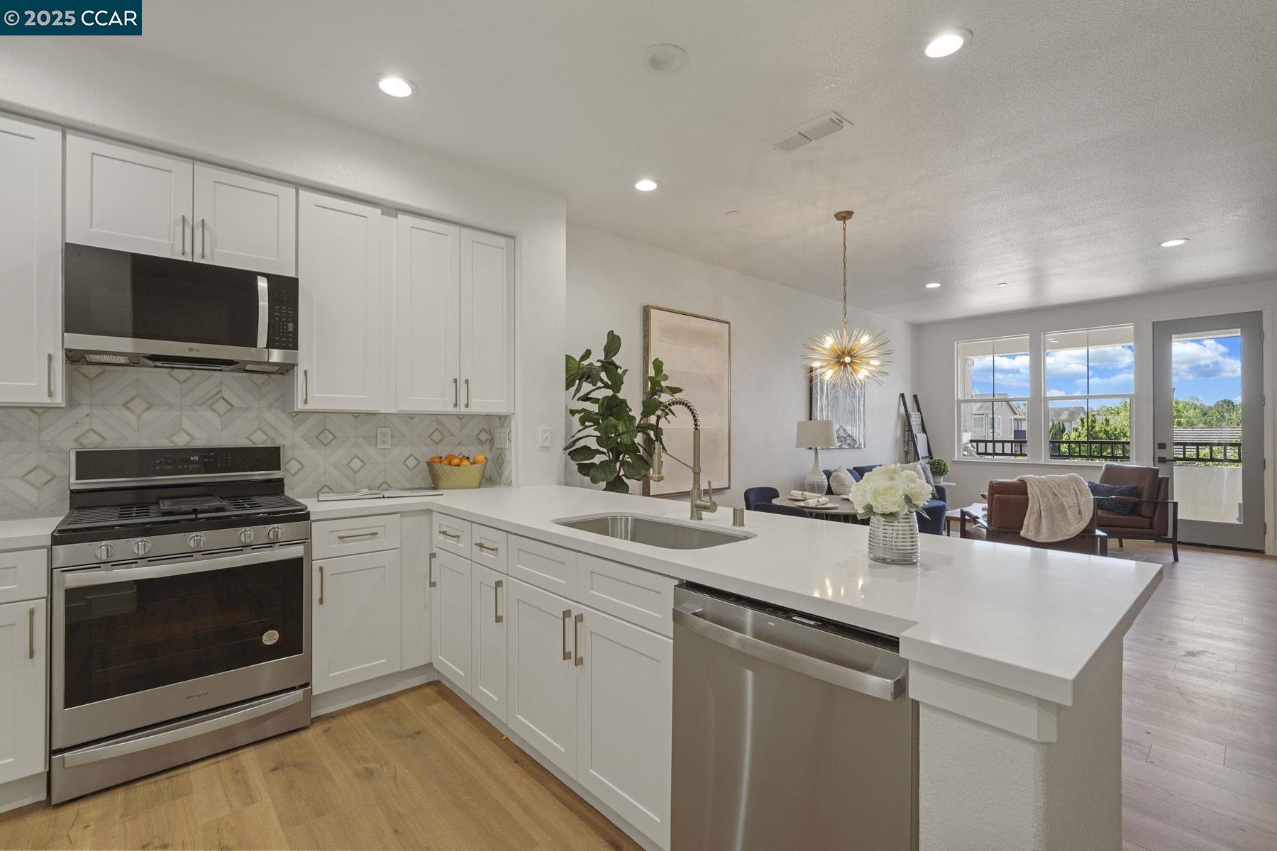 Detail Gallery Image 8 of 35 For 2575 Edgewater Drive, Santa Rosa,  CA 95407-4588 - 3 Beds | 3 Baths