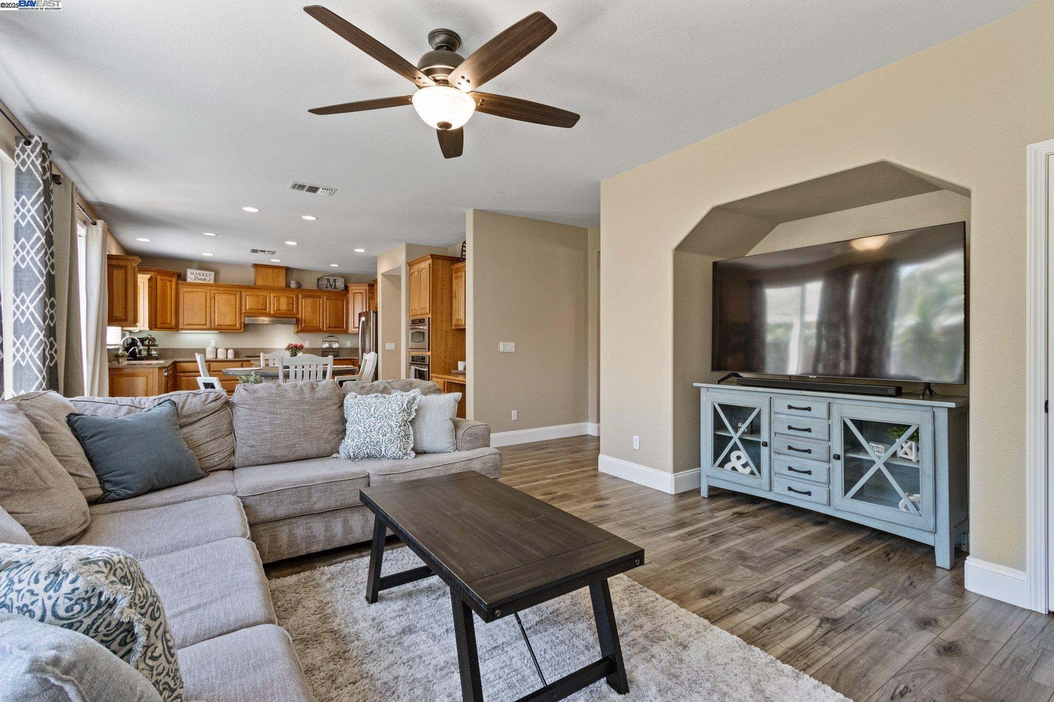 Detail Gallery Image 27 of 58 For 6454 Green Castle Cir, Discovery Bay,  CA 94505 - 4 Beds | 3/1 Baths