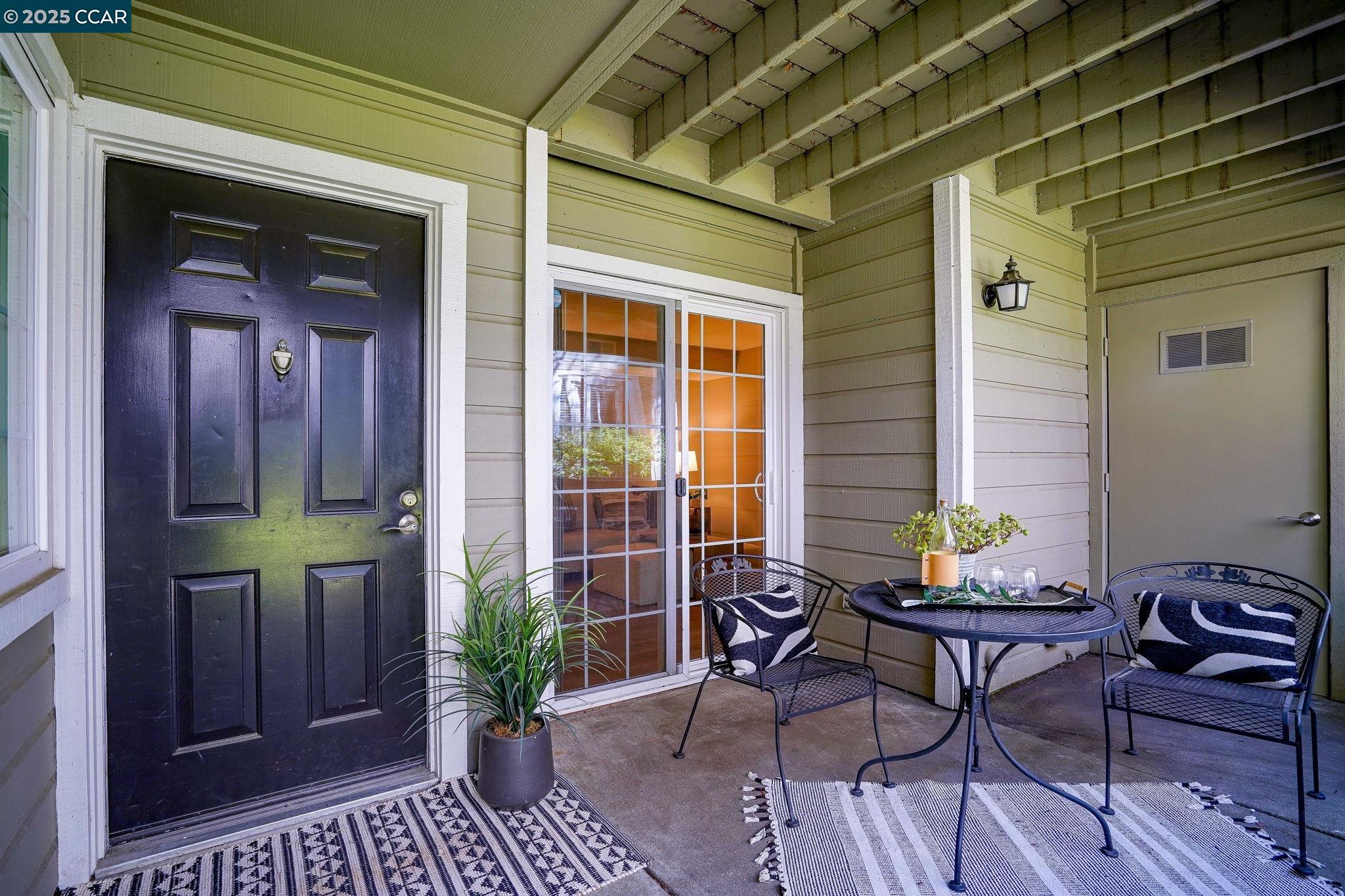 Detail Gallery Image 1 of 29 For 485 Canyon Oaks Dr #J,  Oakland,  CA 94605 - 2 Beds | 2/1 Baths