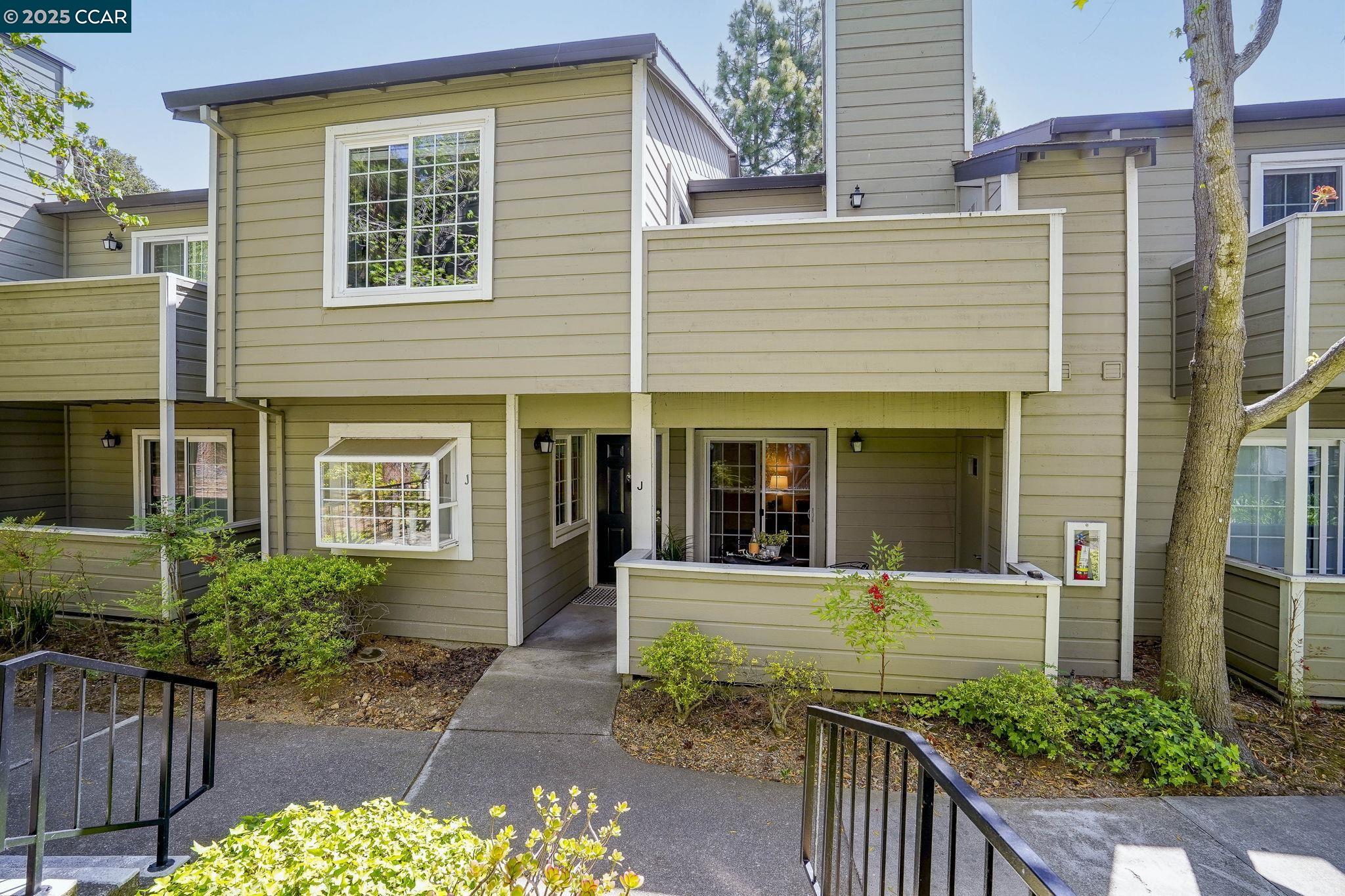 Detail Gallery Image 2 of 29 For 485 Canyon Oaks Dr #J,  Oakland,  CA 94605 - 2 Beds | 2/1 Baths