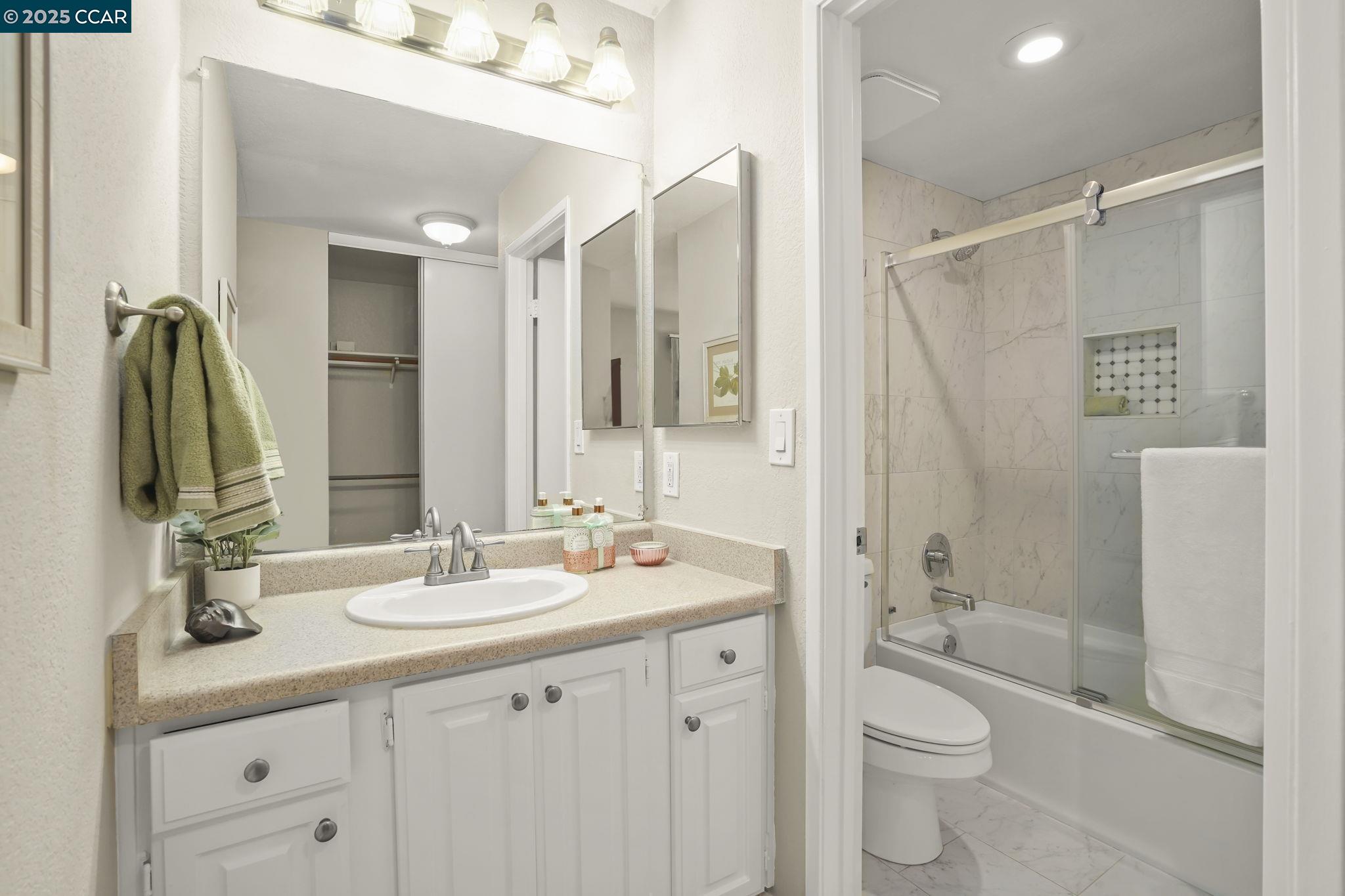 Detail Gallery Image 16 of 29 For 485 Canyon Oaks Dr #J,  Oakland,  CA 94605 - 2 Beds | 2/1 Baths
