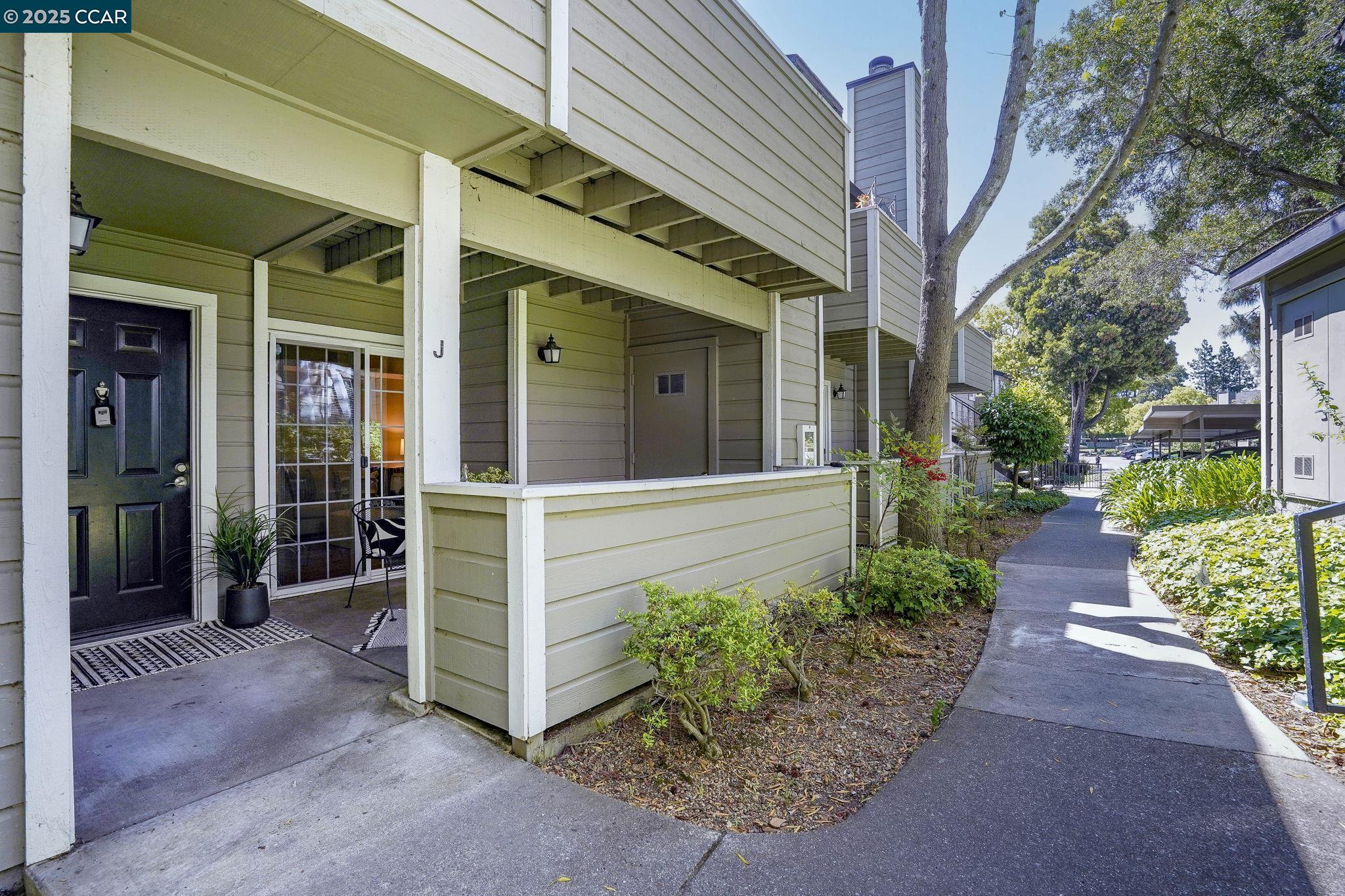 Detail Gallery Image 3 of 29 For 485 Canyon Oaks Dr #J,  Oakland,  CA 94605 - 2 Beds | 2/1 Baths