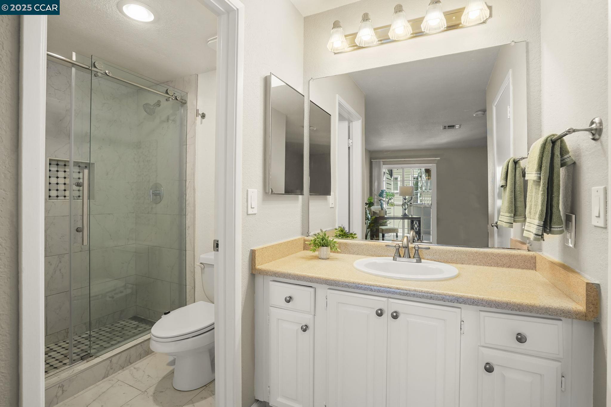 Detail Gallery Image 23 of 29 For 485 Canyon Oaks Dr #J,  Oakland,  CA 94605 - 2 Beds | 2/1 Baths