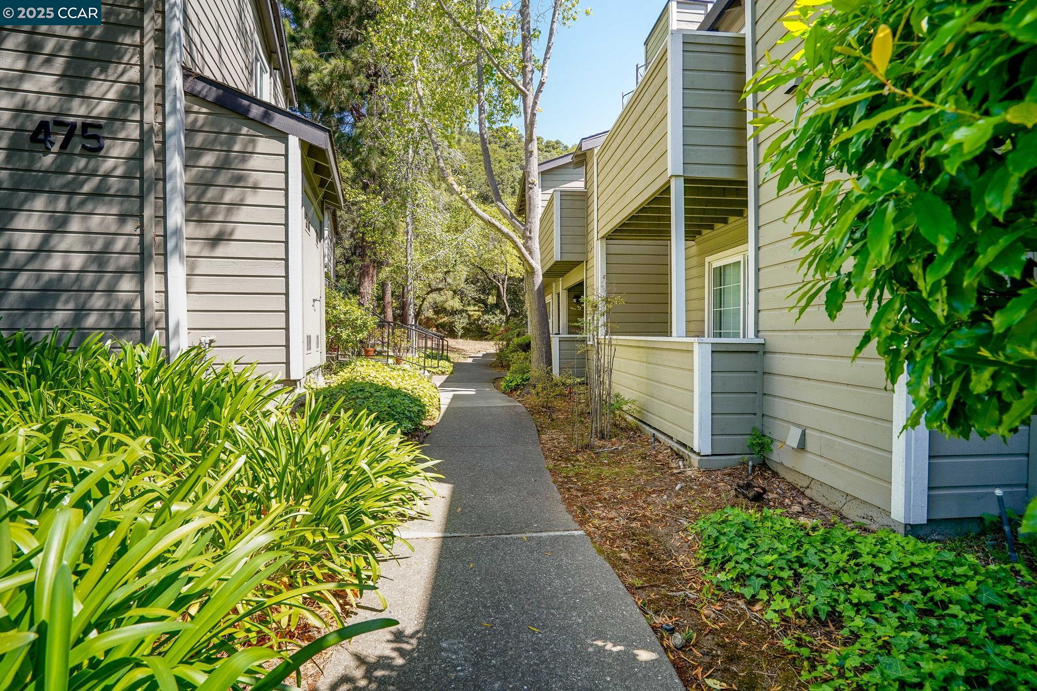 Detail Gallery Image 27 of 29 For 485 Canyon Oaks Dr #J,  Oakland,  CA 94605 - 2 Beds | 2/1 Baths