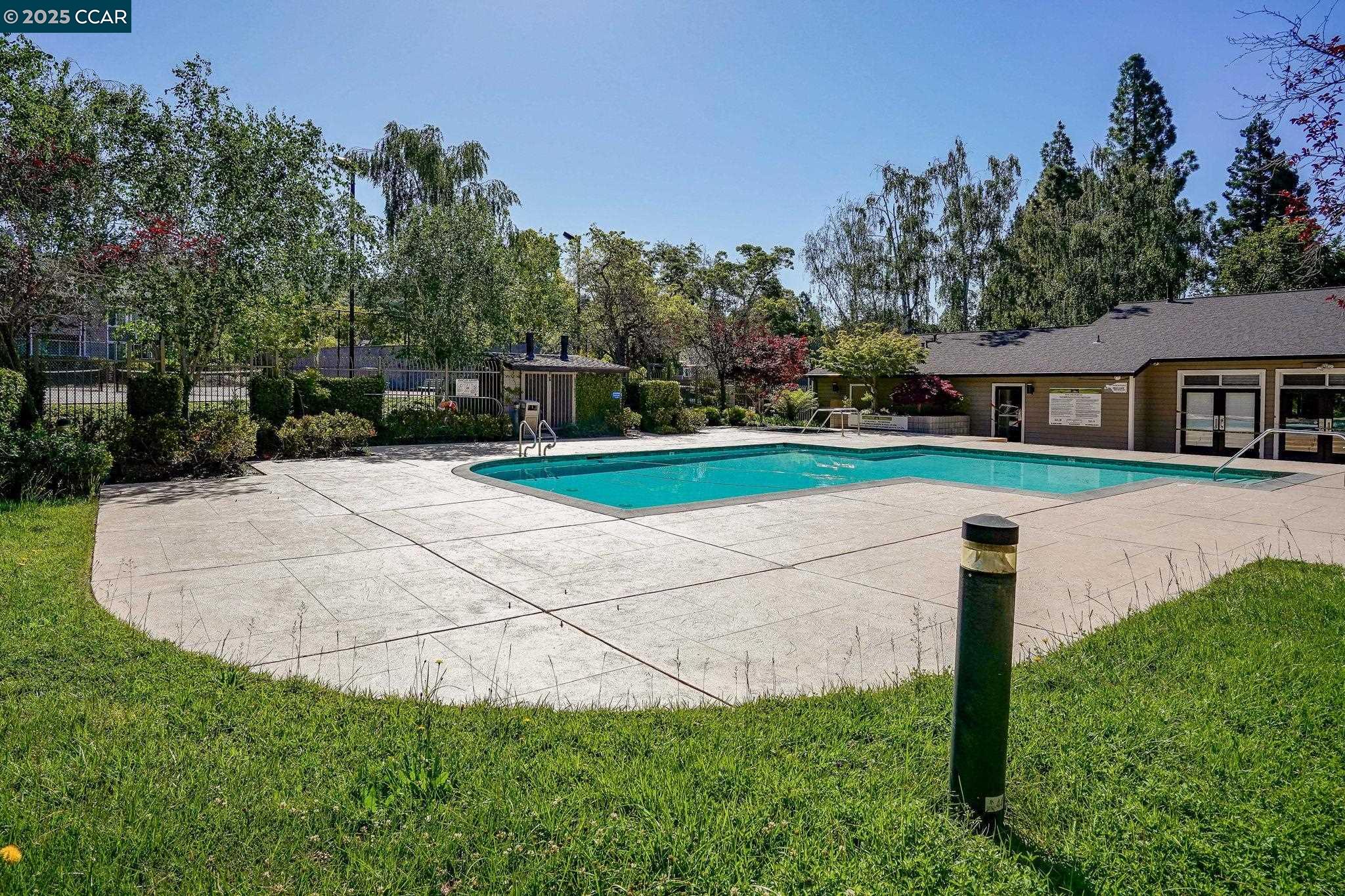 Detail Gallery Image 28 of 29 For 485 Canyon Oaks Dr #J,  Oakland,  CA 94605 - 2 Beds | 2/1 Baths