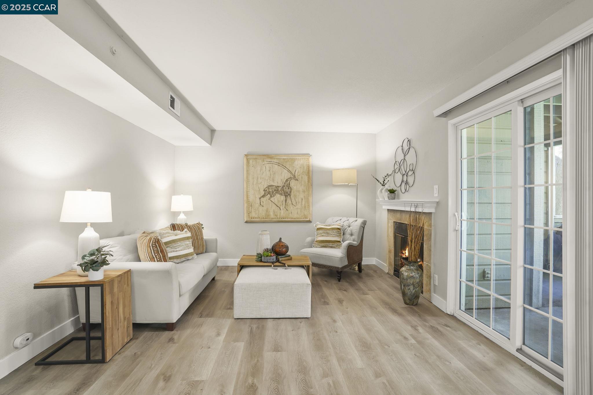 Detail Gallery Image 5 of 29 For 485 Canyon Oaks Dr #J,  Oakland,  CA 94605 - 2 Beds | 2/1 Baths