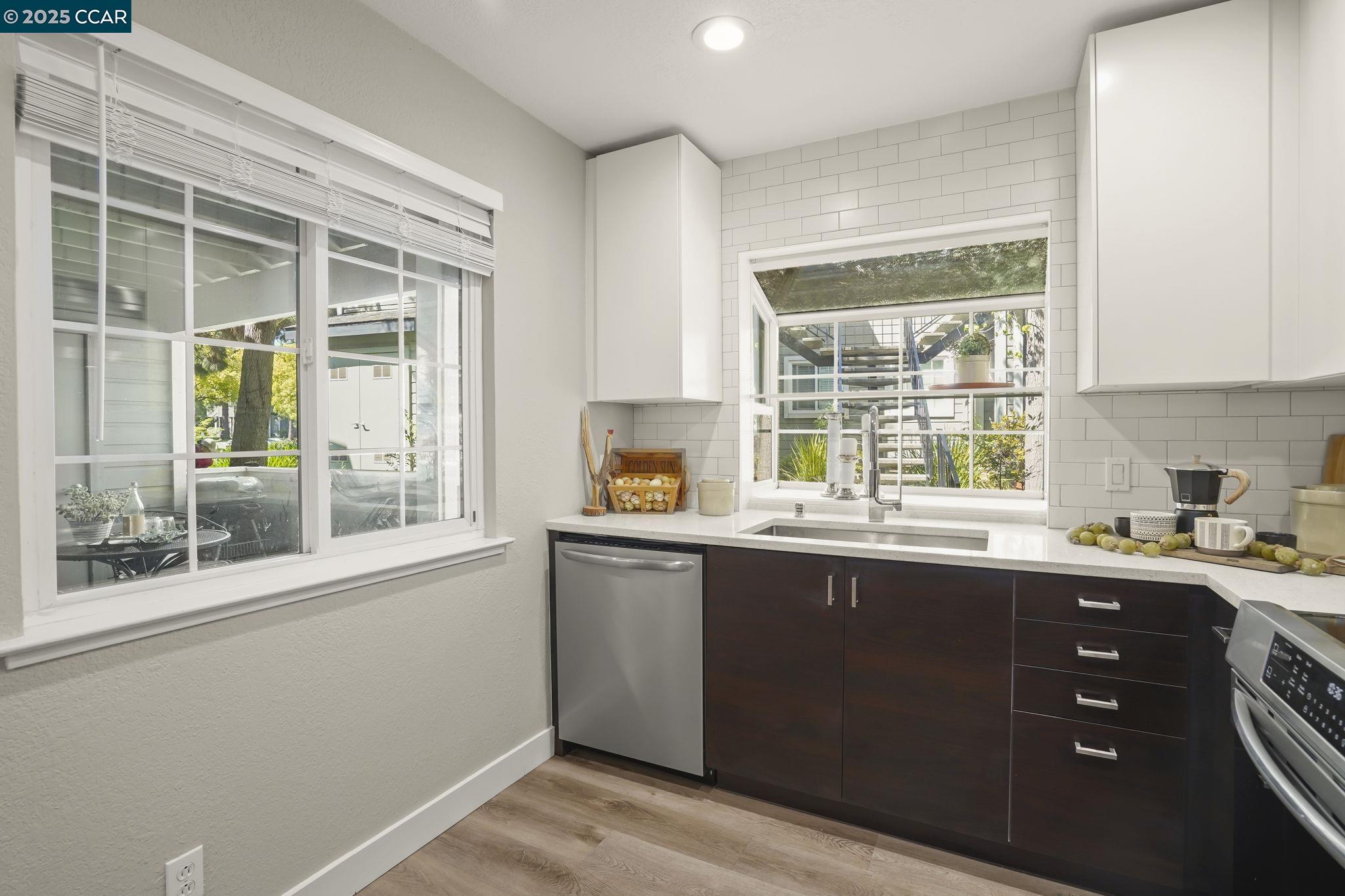 Detail Gallery Image 7 of 29 For 485 Canyon Oaks Dr #J,  Oakland,  CA 94605 - 2 Beds | 2/1 Baths