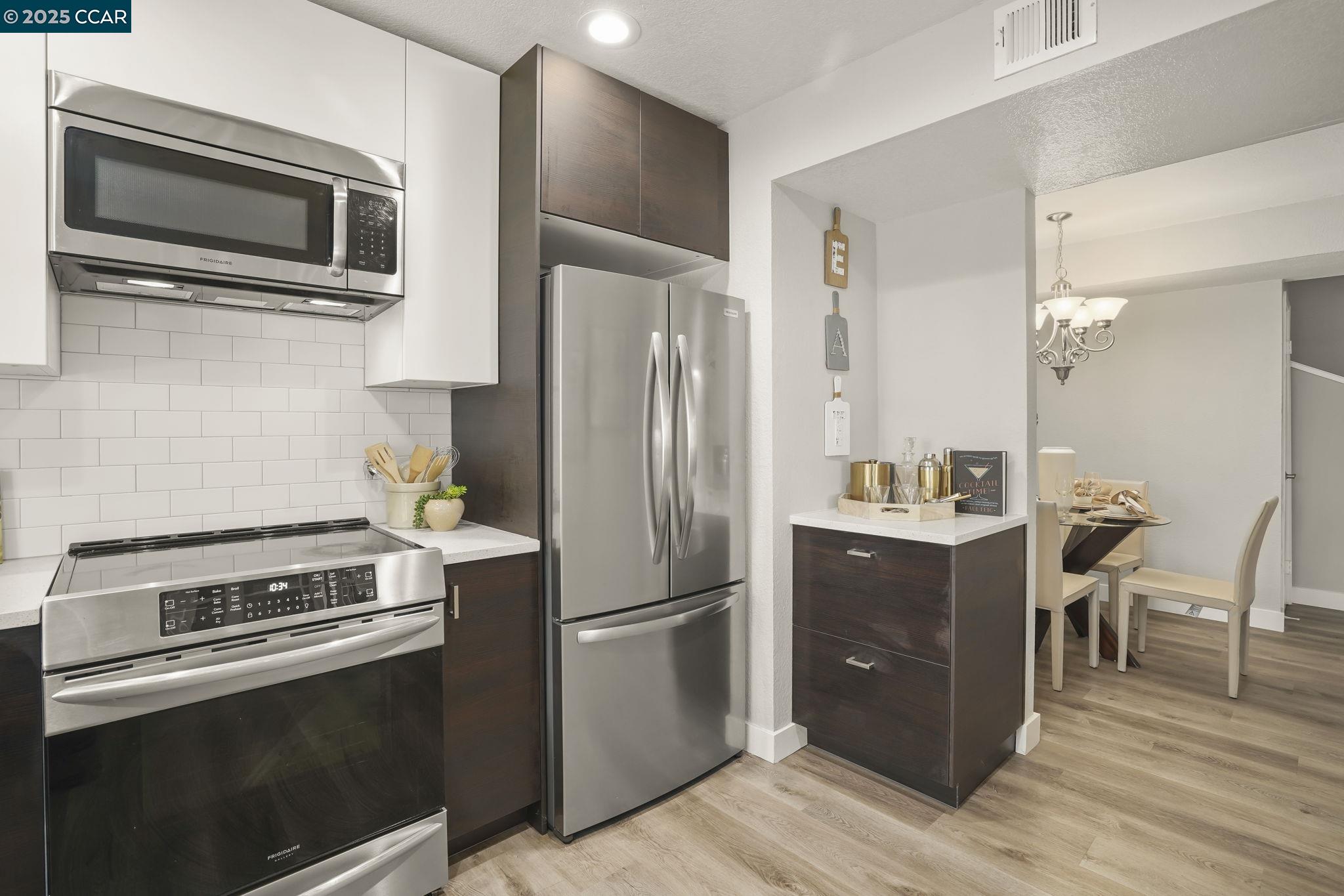 Detail Gallery Image 8 of 29 For 485 Canyon Oaks Dr #J,  Oakland,  CA 94605 - 2 Beds | 2/1 Baths