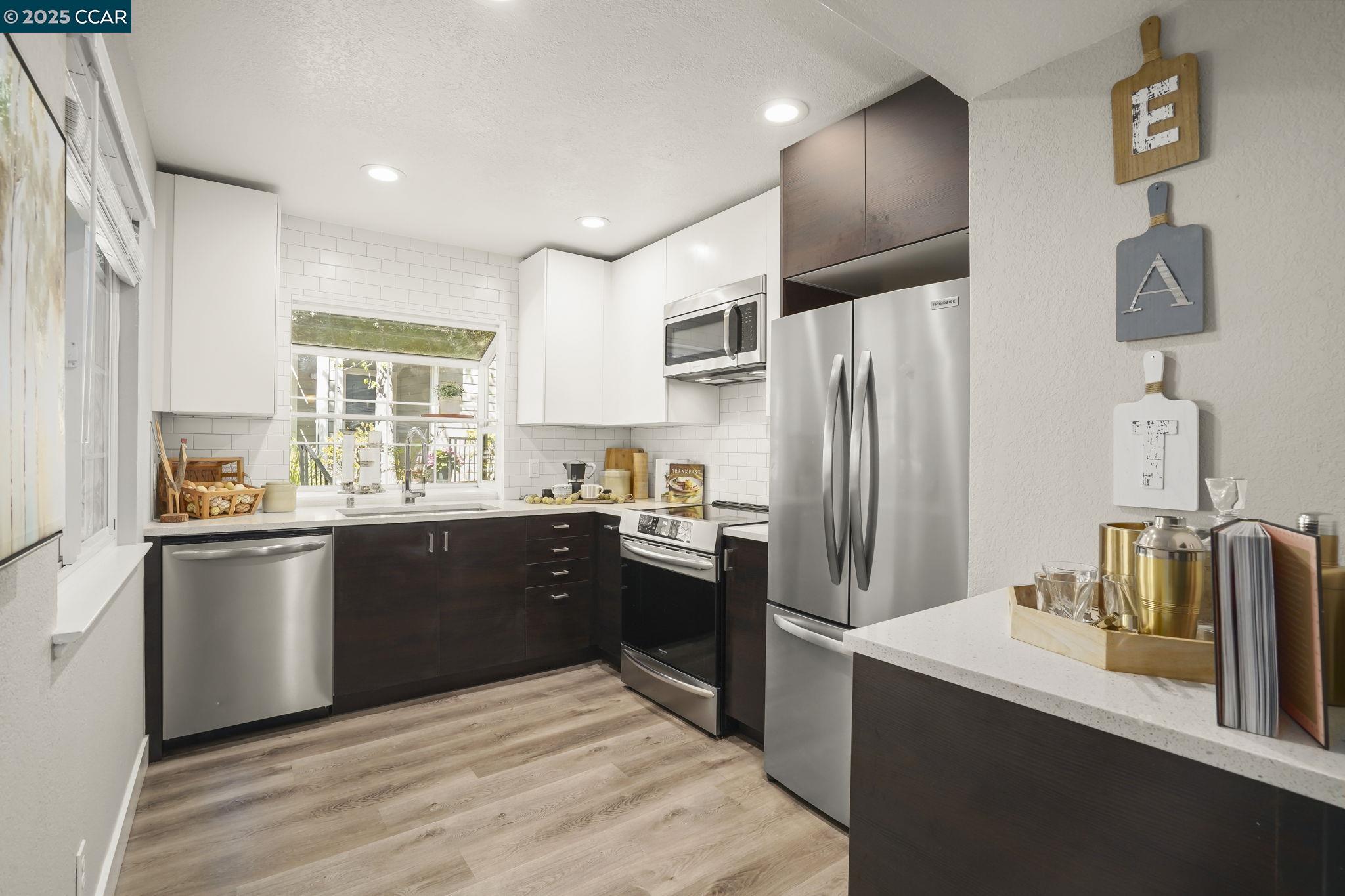 Detail Gallery Image 9 of 29 For 485 Canyon Oaks Dr #J,  Oakland,  CA 94605 - 2 Beds | 2/1 Baths