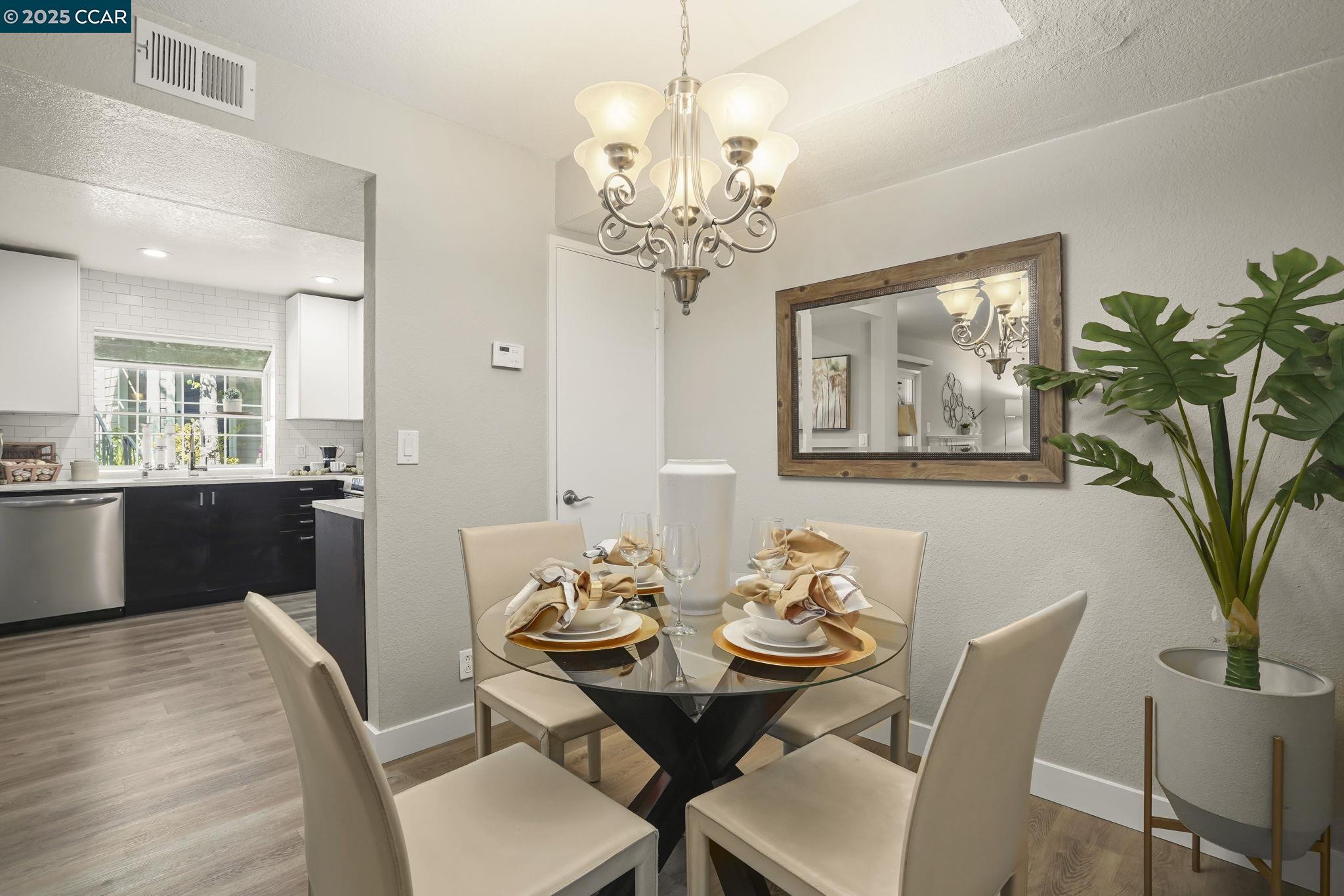 Detail Gallery Image 10 of 29 For 485 Canyon Oaks Dr #J,  Oakland,  CA 94605 - 2 Beds | 2/1 Baths