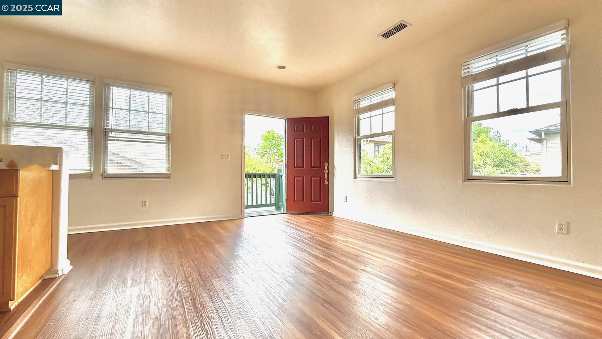 Detail Gallery Image 3 of 27 For 1136 Taraya Terr - Unit B, Hercules,  CA 94547 - 1 Beds | 1 Baths