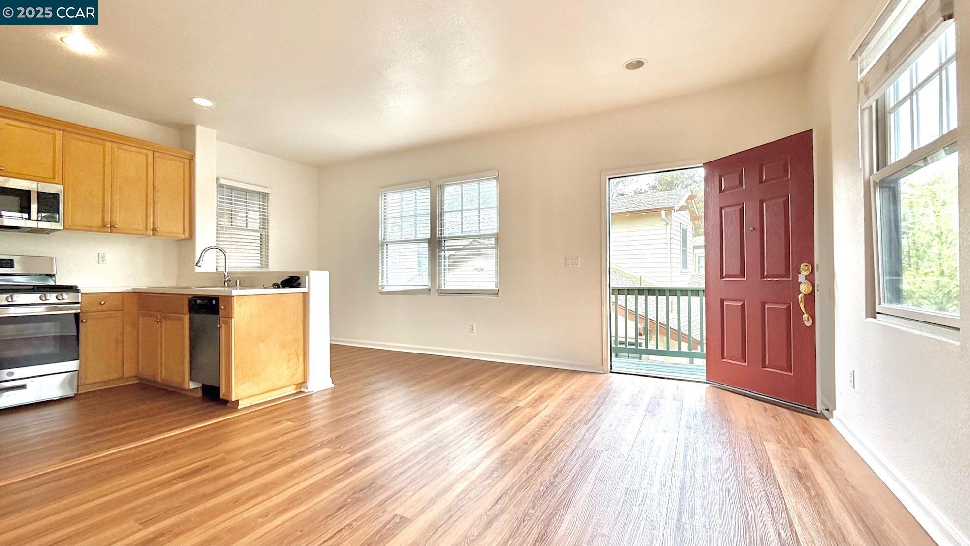 Detail Gallery Image 6 of 27 For 1136 Taraya Terr - Unit B, Hercules,  CA 94547 - 1 Beds | 1 Baths