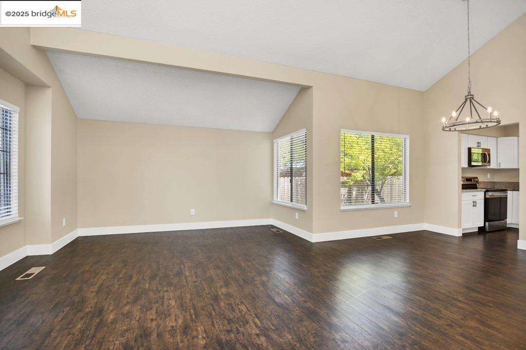 Detail Gallery Image 9 of 35 For 921 Clay Ct, Antioch,  CA 94509 - 4 Beds | 2/1 Baths
