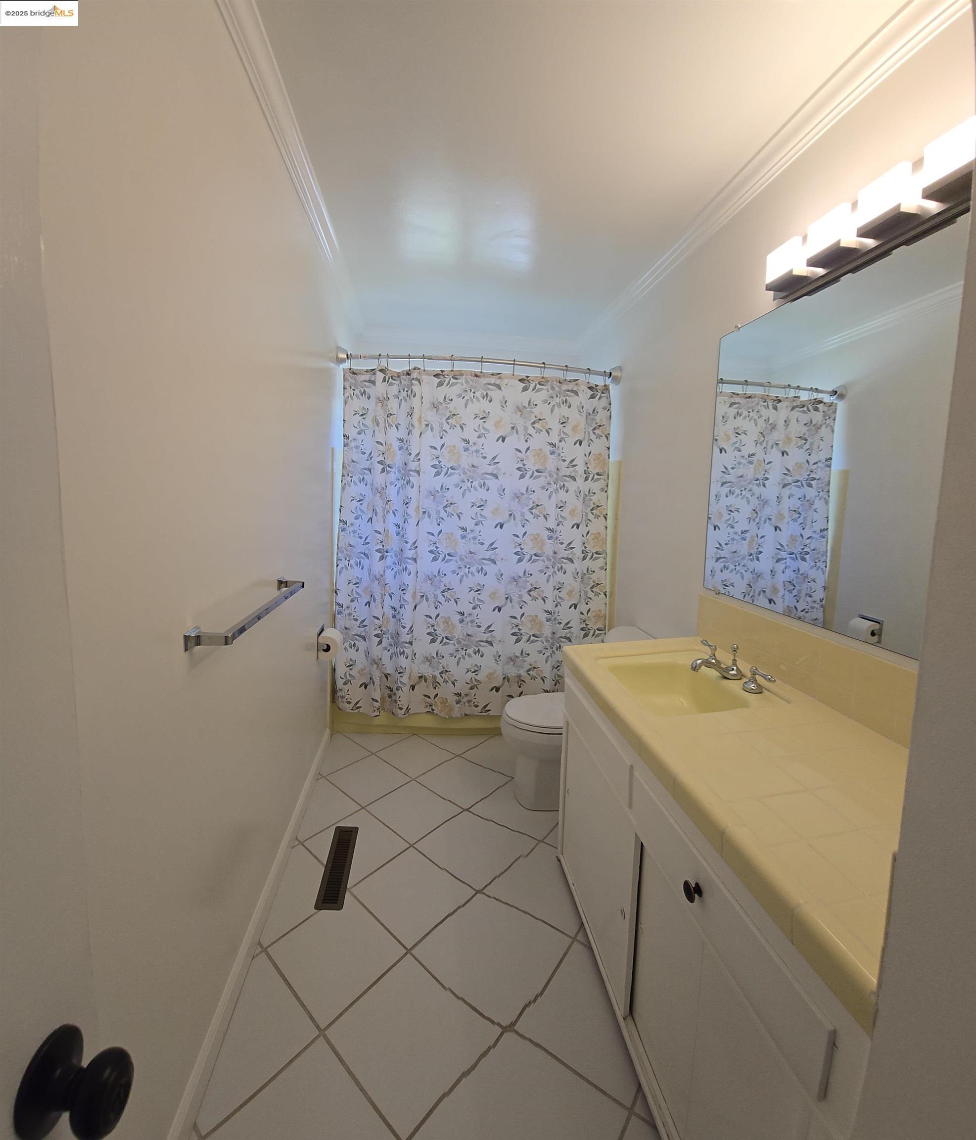Detail Gallery Image 16 of 28 For 2 Rae Ct, Orinda,  CA 94563 - 4 Beds | 2 Baths