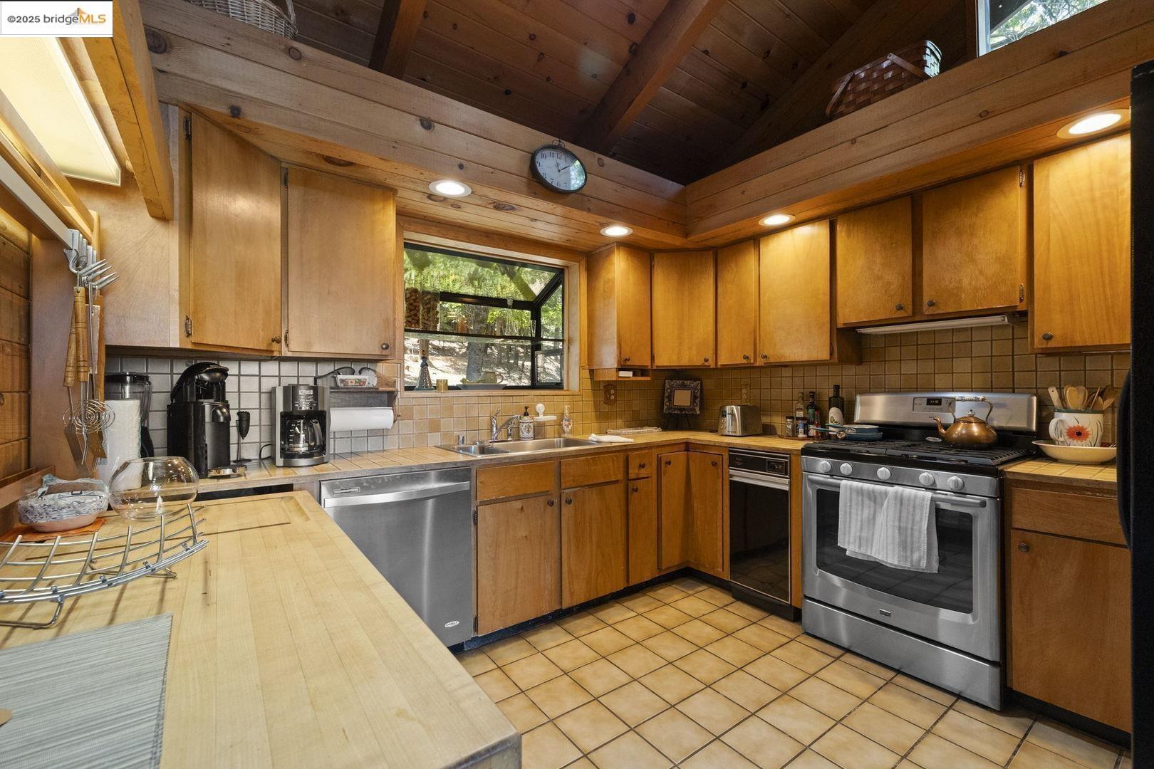 Detail Gallery Image 4 of 57 For 24242 Martingale Ln, Sonora,  CA 95370 - 2 Beds | 2 Baths